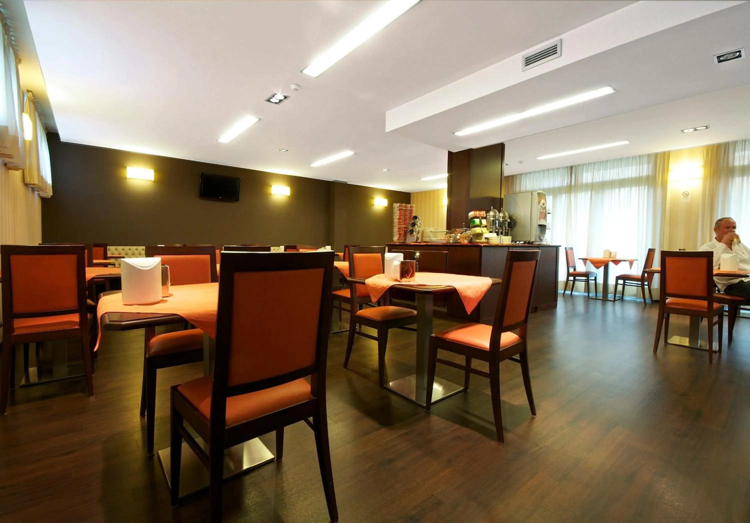 Restaurant/places to eat in Hotel 2C