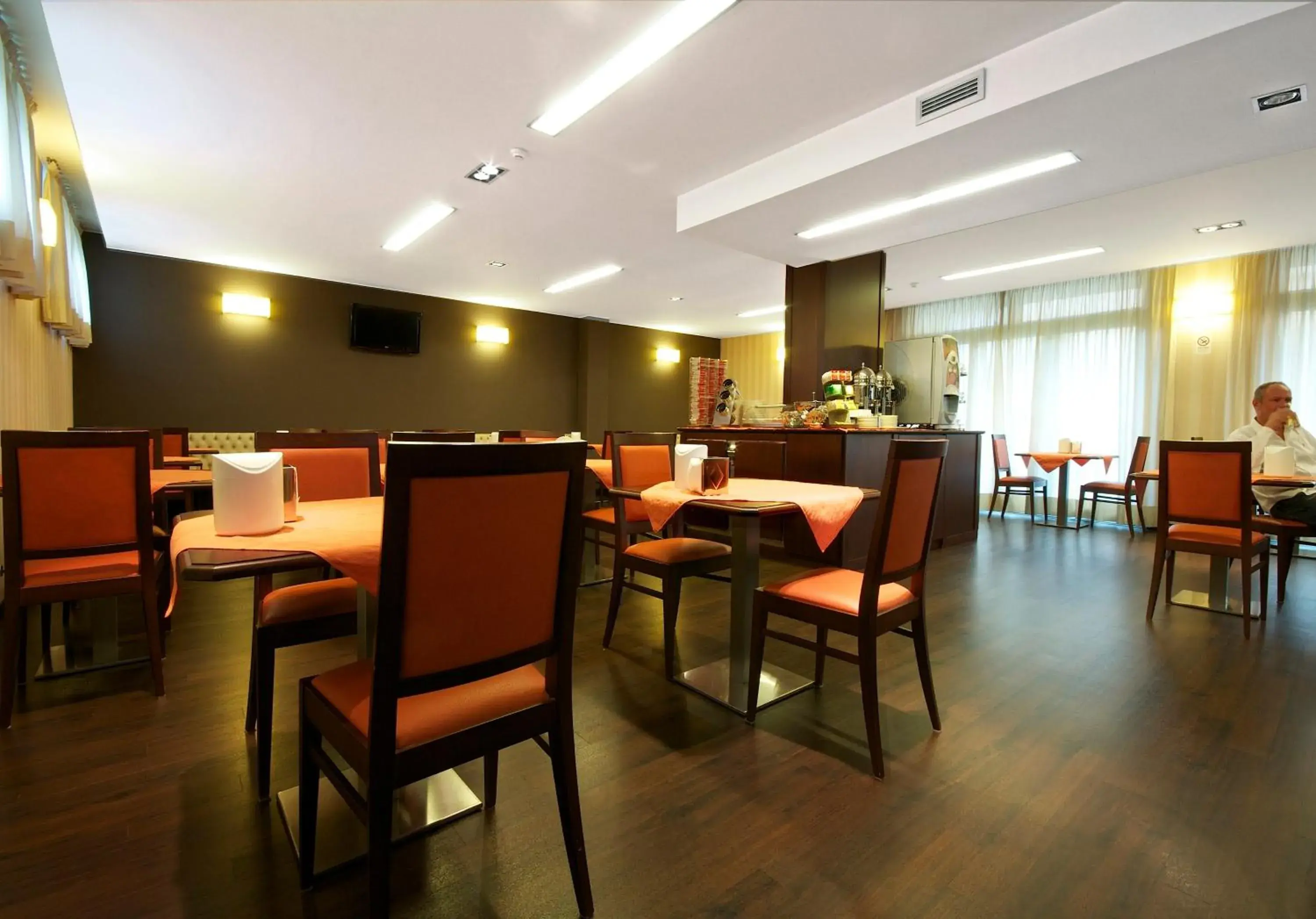 Restaurant/Places to Eat in Hotel 2C