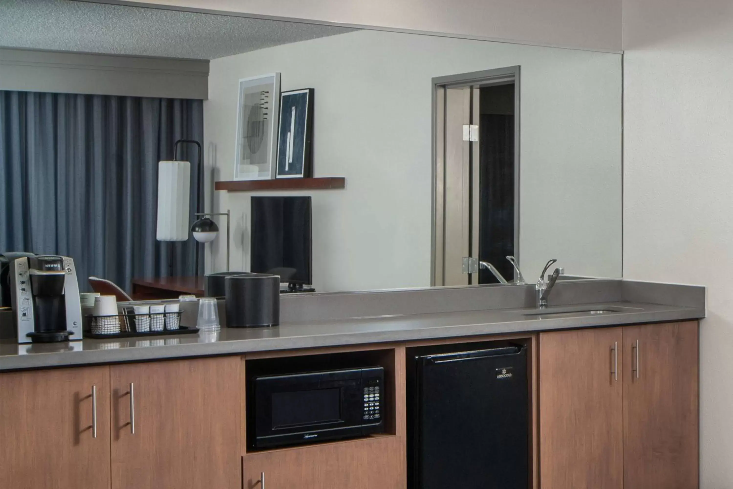 Photo of the whole room, Kitchen/Kitchenette in Courtyard by Marriott Covington / Mandeville