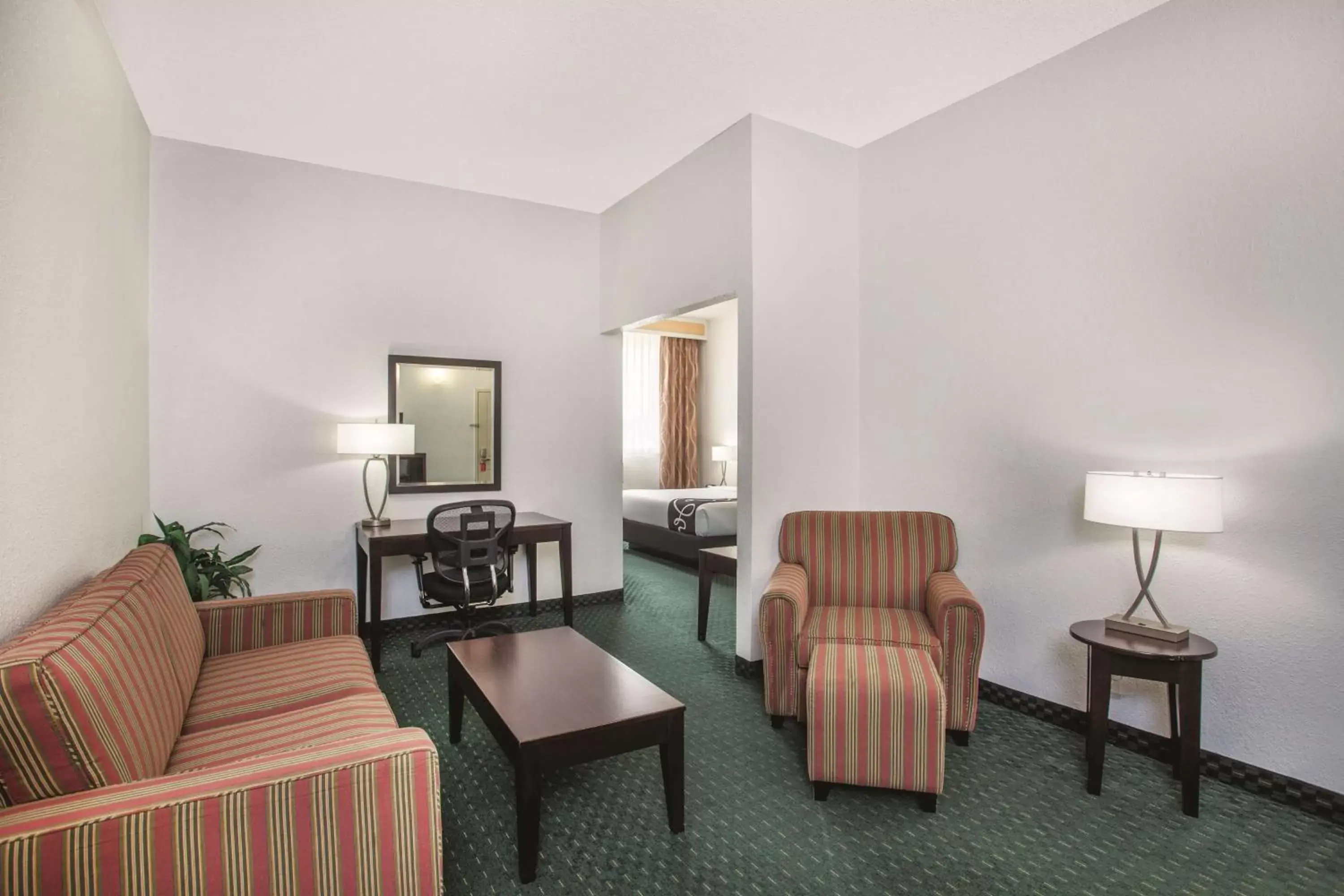 Photo of the whole room, Seating Area in La Quinta Inn by Wyndham Berkeley