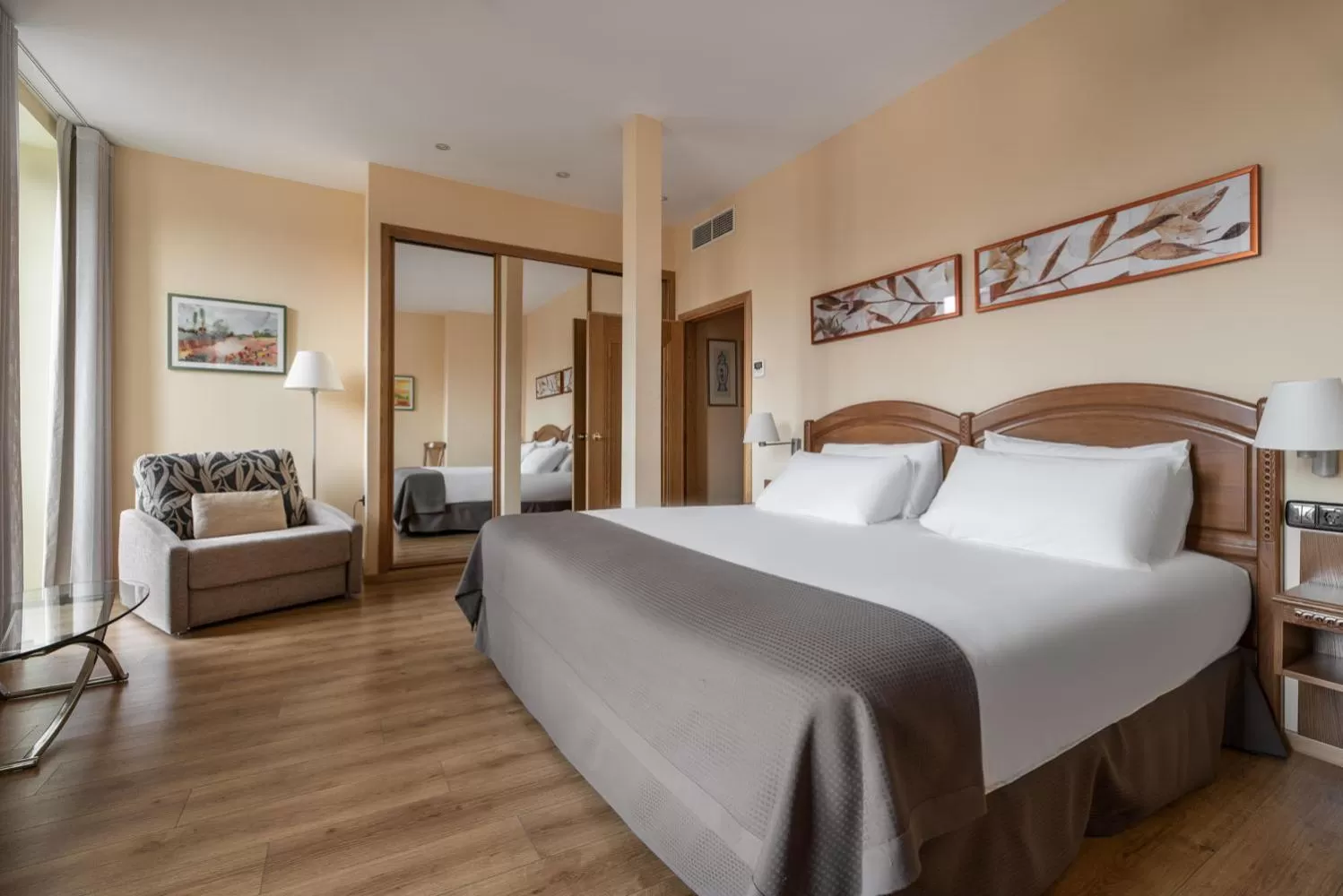 Photo of the whole room, Bed in Exe Astur Plaza