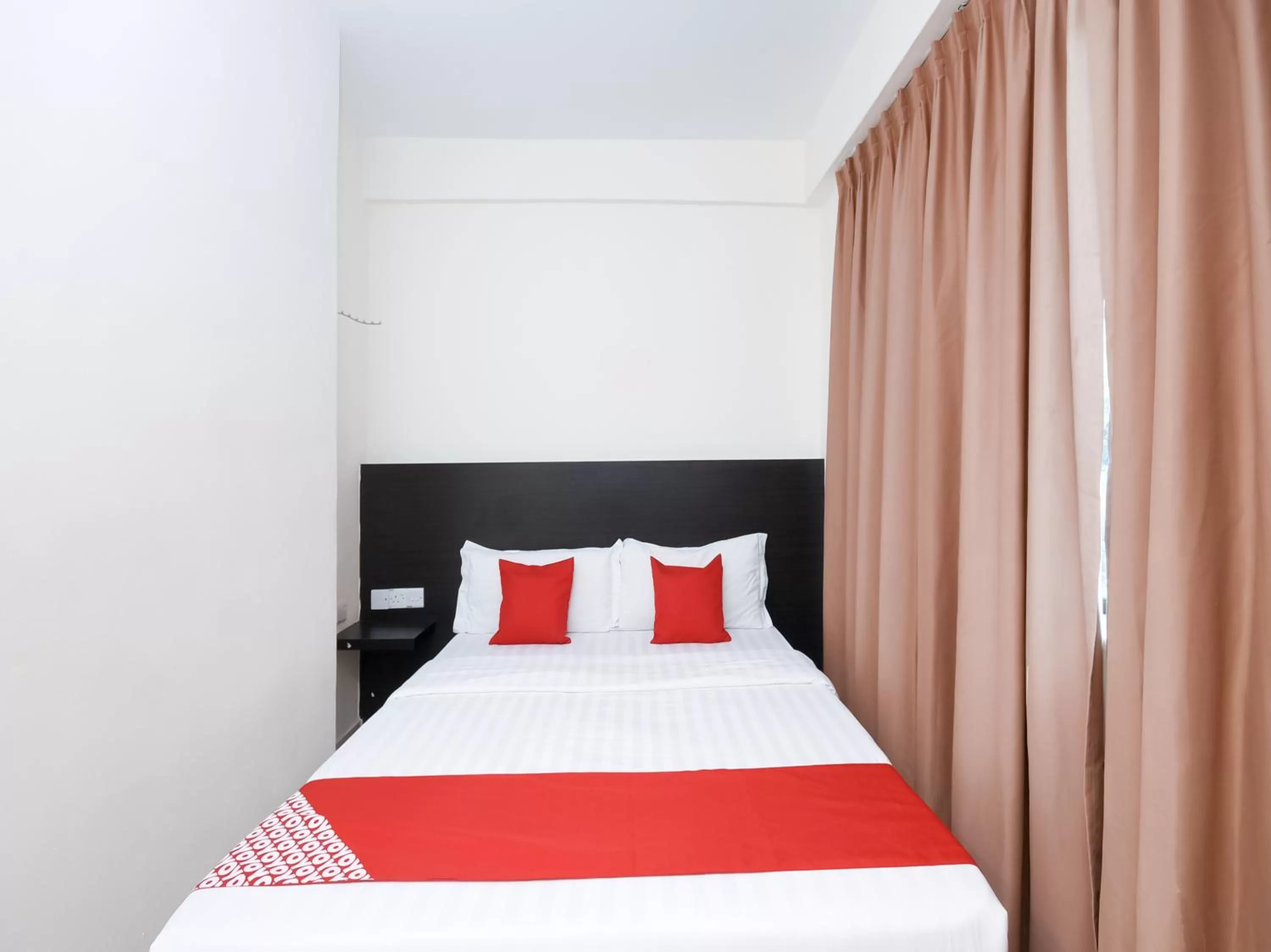 Bedroom, Bed in Kenyalang Suite