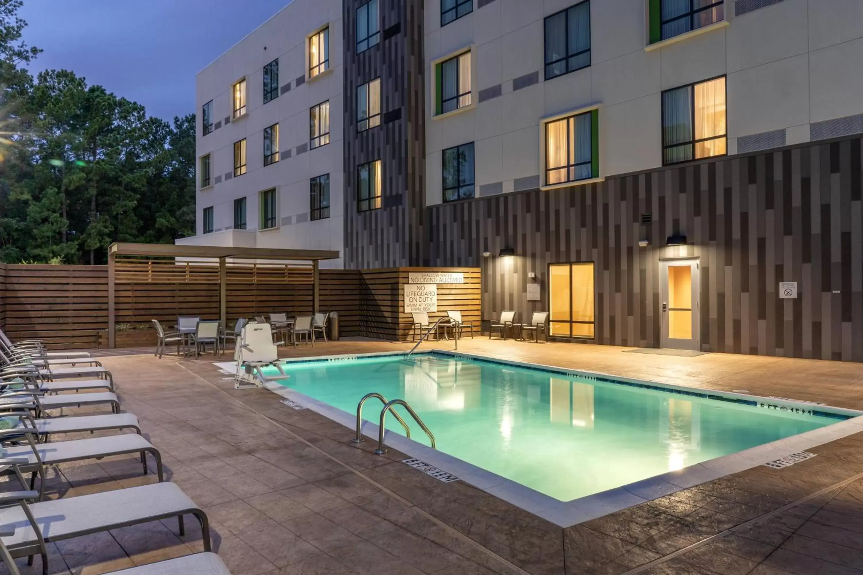 Swimming pool, Property Building in Courtyard by Marriott Charleston-North Charleston