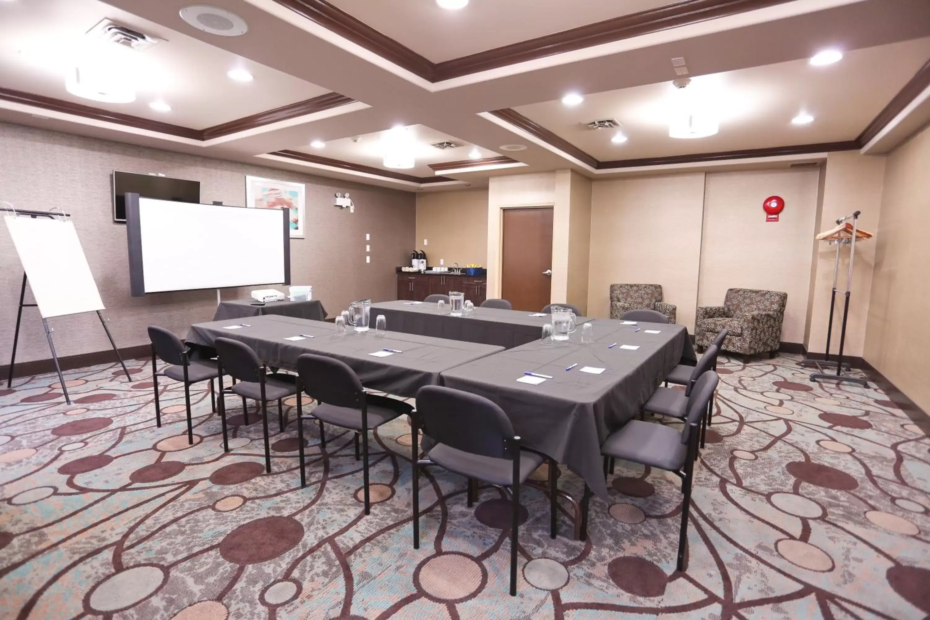 Meeting/conference room in Holiday Inn Express Hotel & Suites Vernon, an IHG Hotel