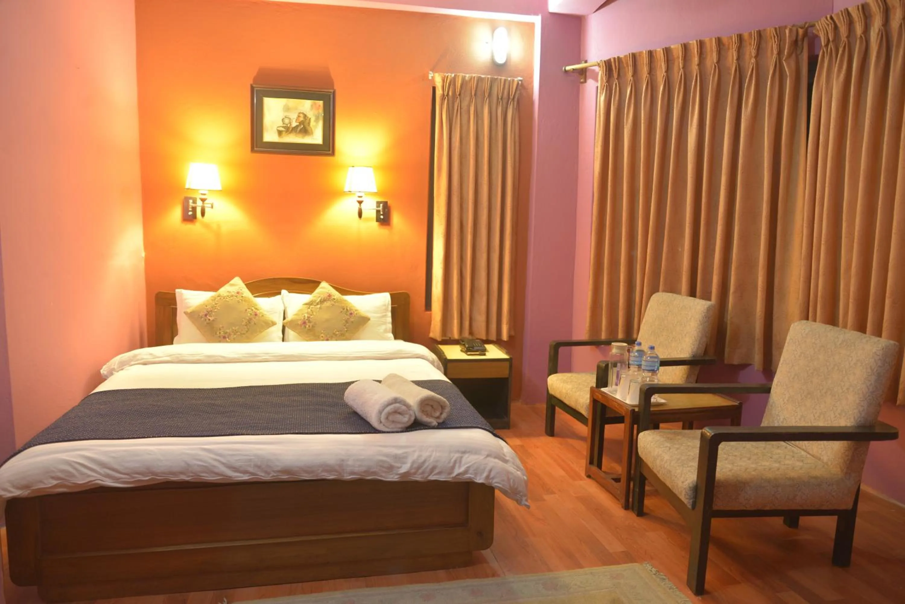 Photo of the whole room, Bed in Hotel Silver Oaks Inn