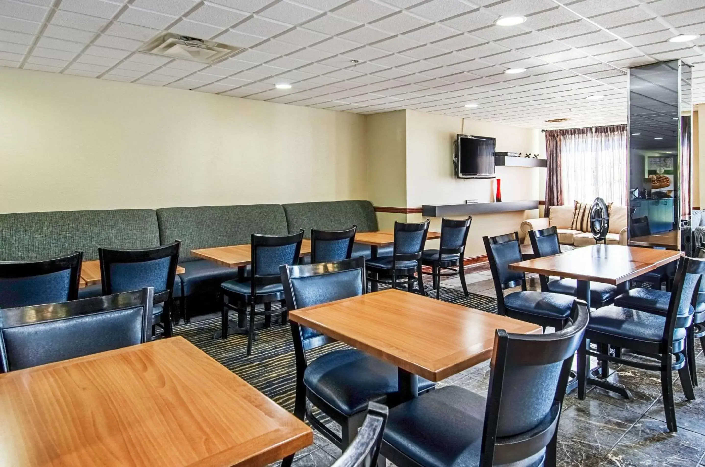 Restaurant/Places to Eat in Quality Inn & Suites I-81 Exit 7