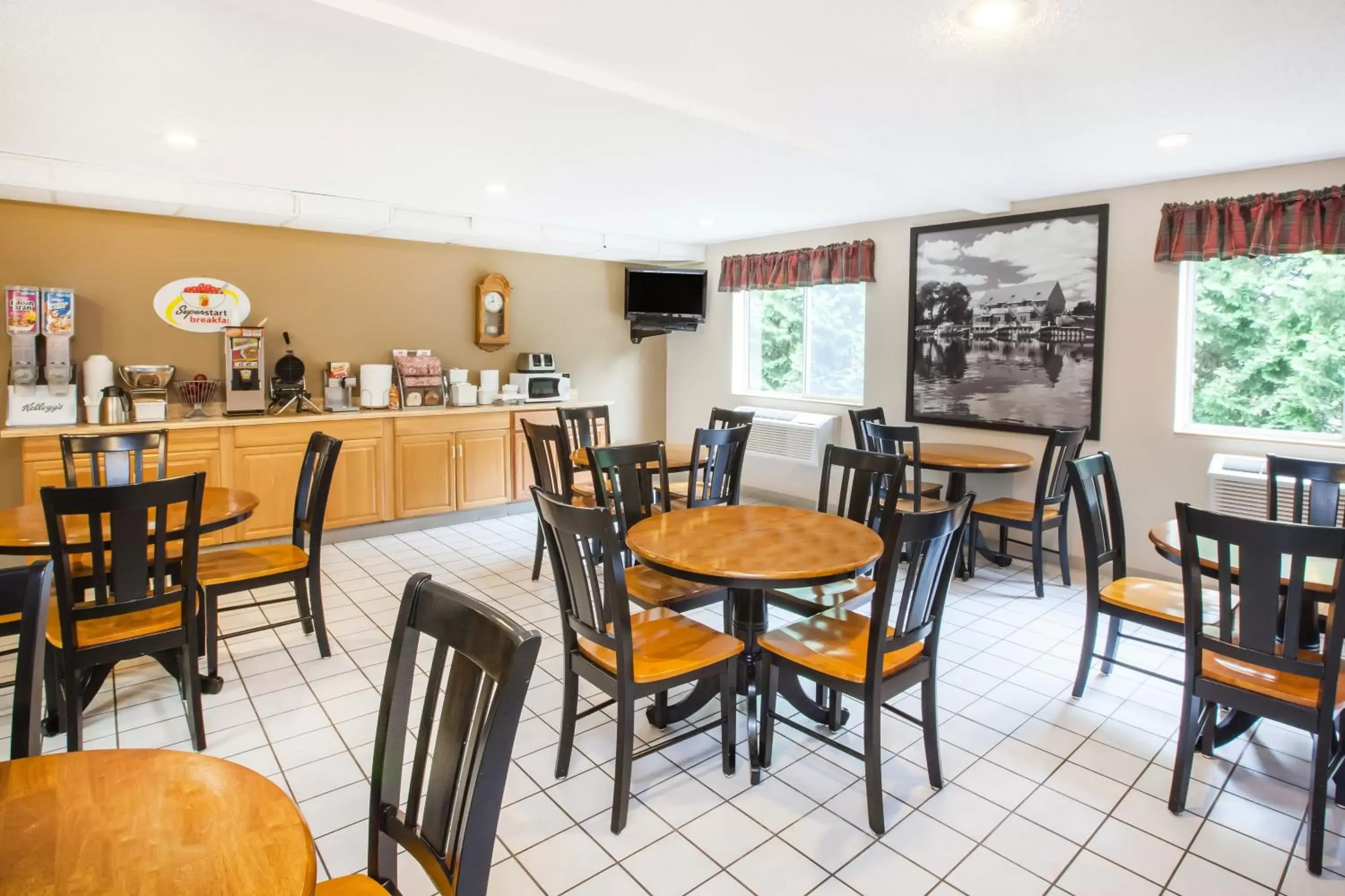 Continental breakfast, Restaurant/Places to Eat in Super 8 by Wyndham West Branch
