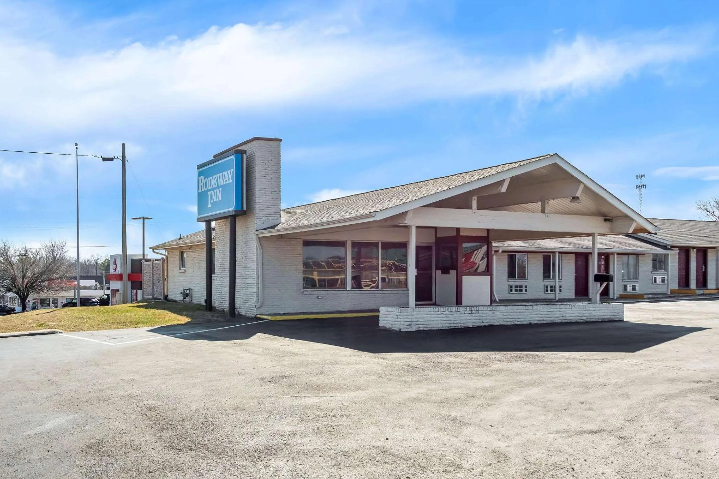 Property building in Rodeway Inn Dickson