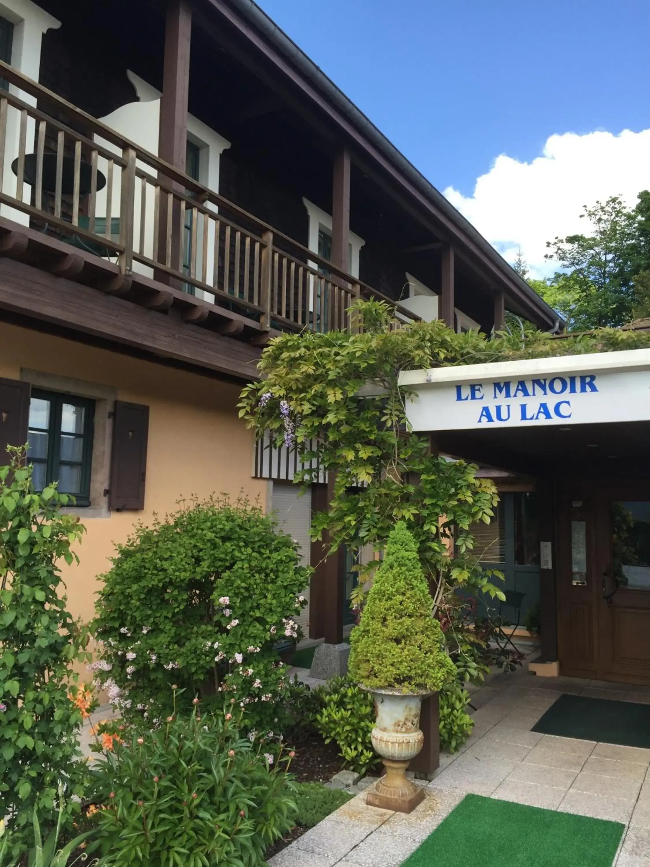 Facade/entrance, Property Building in Le Manoir Au Lac