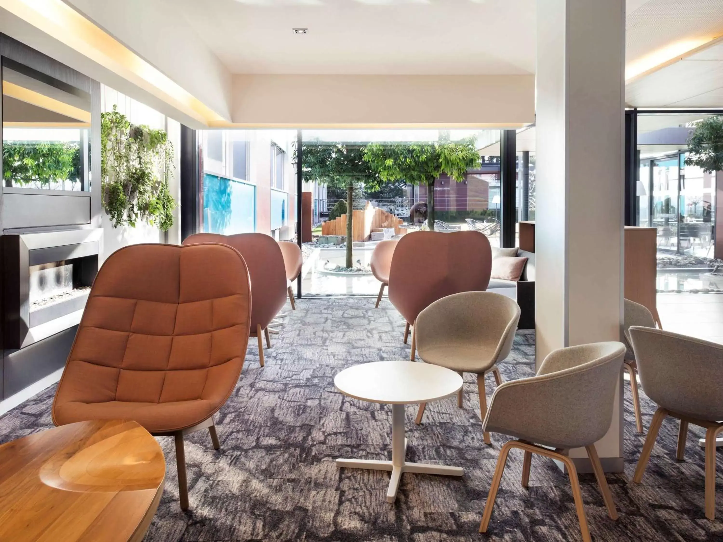 Lounge or bar in Novotel Lausanne Bussigny