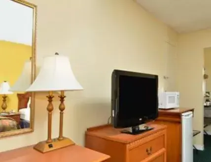 Queen Room with Two Queen Beds - Non-Smoking in Quality Inn near Manatee Springs State Park