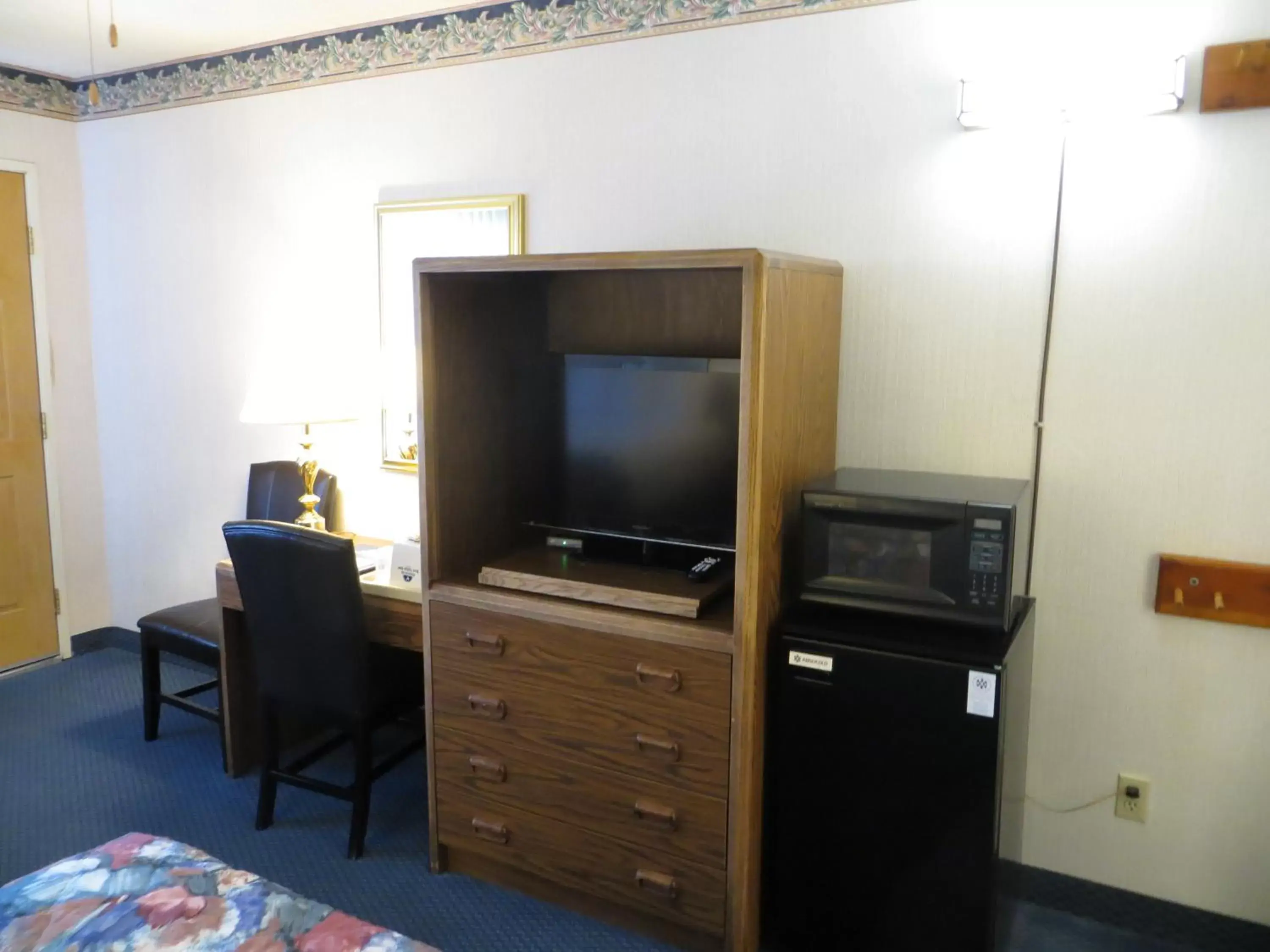 TV and multimedia, TV/Entertainment Center in Americas Best Value Inn Tahoe City