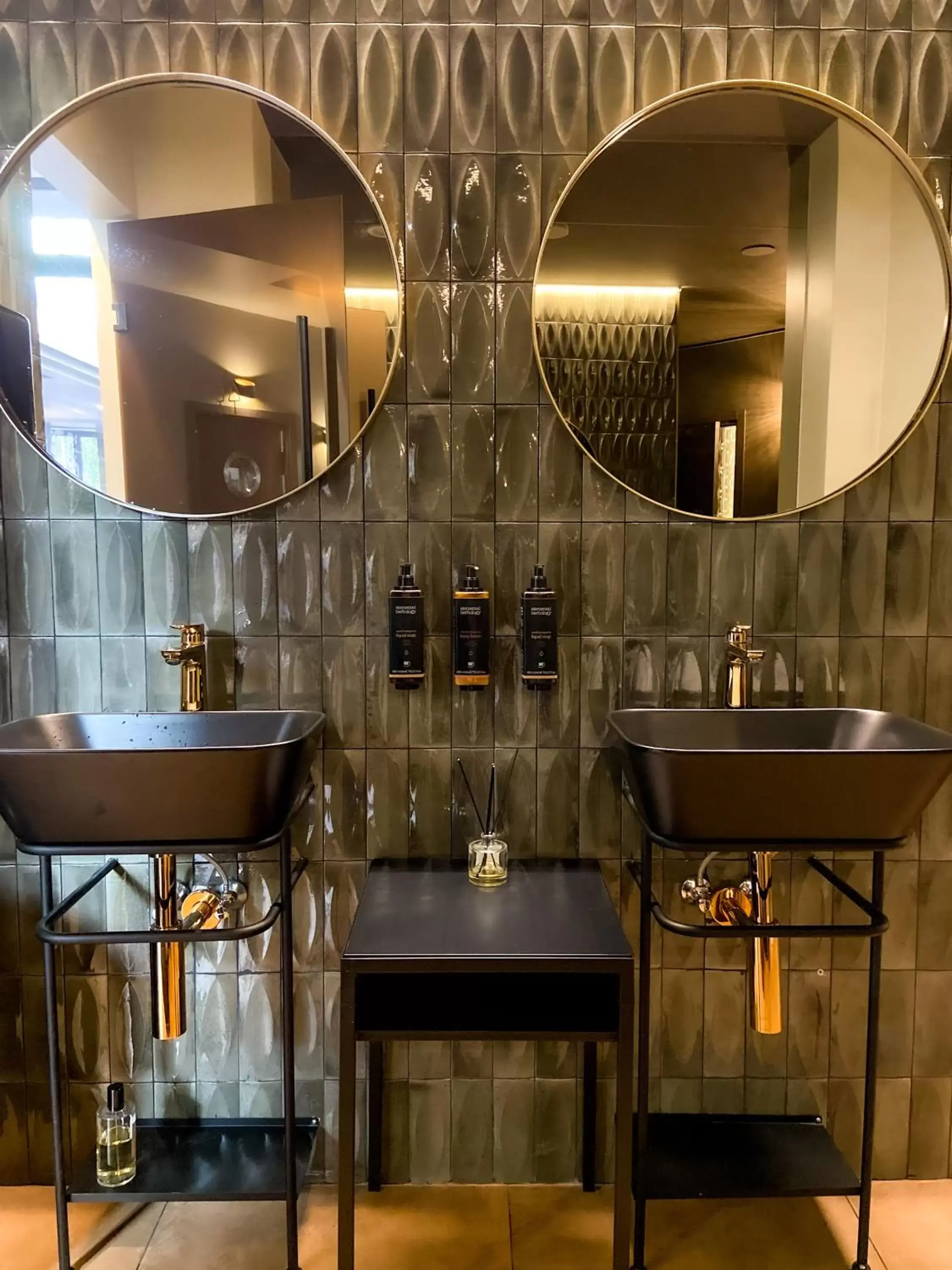 Restaurant/places to eat, Bathroom in Conti Hotel