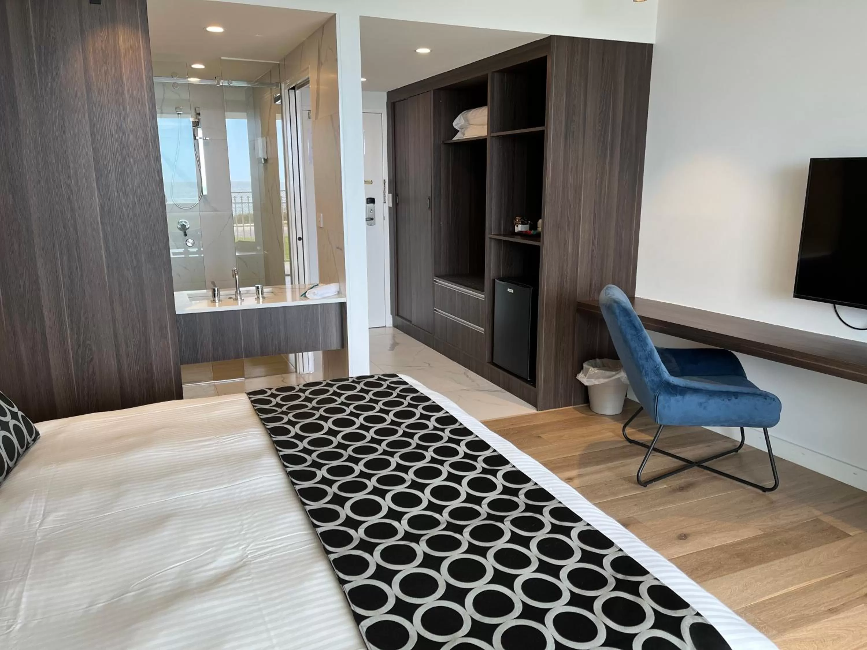 Photo of the whole room, Bed in Ocean Front Motel