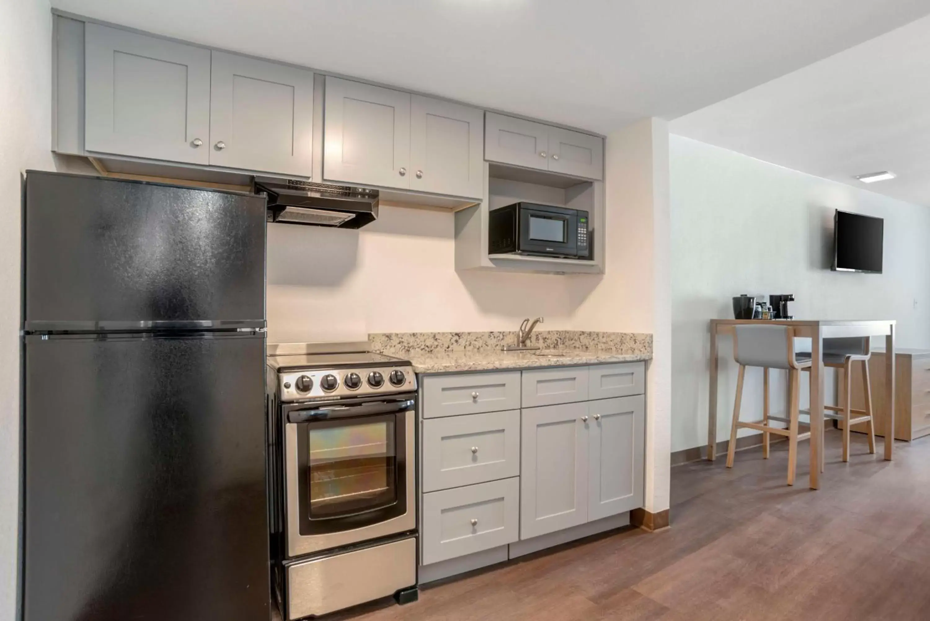 Bedroom, Kitchen/Kitchenette in Chateau Beachfront Resort - BW Signature Collection