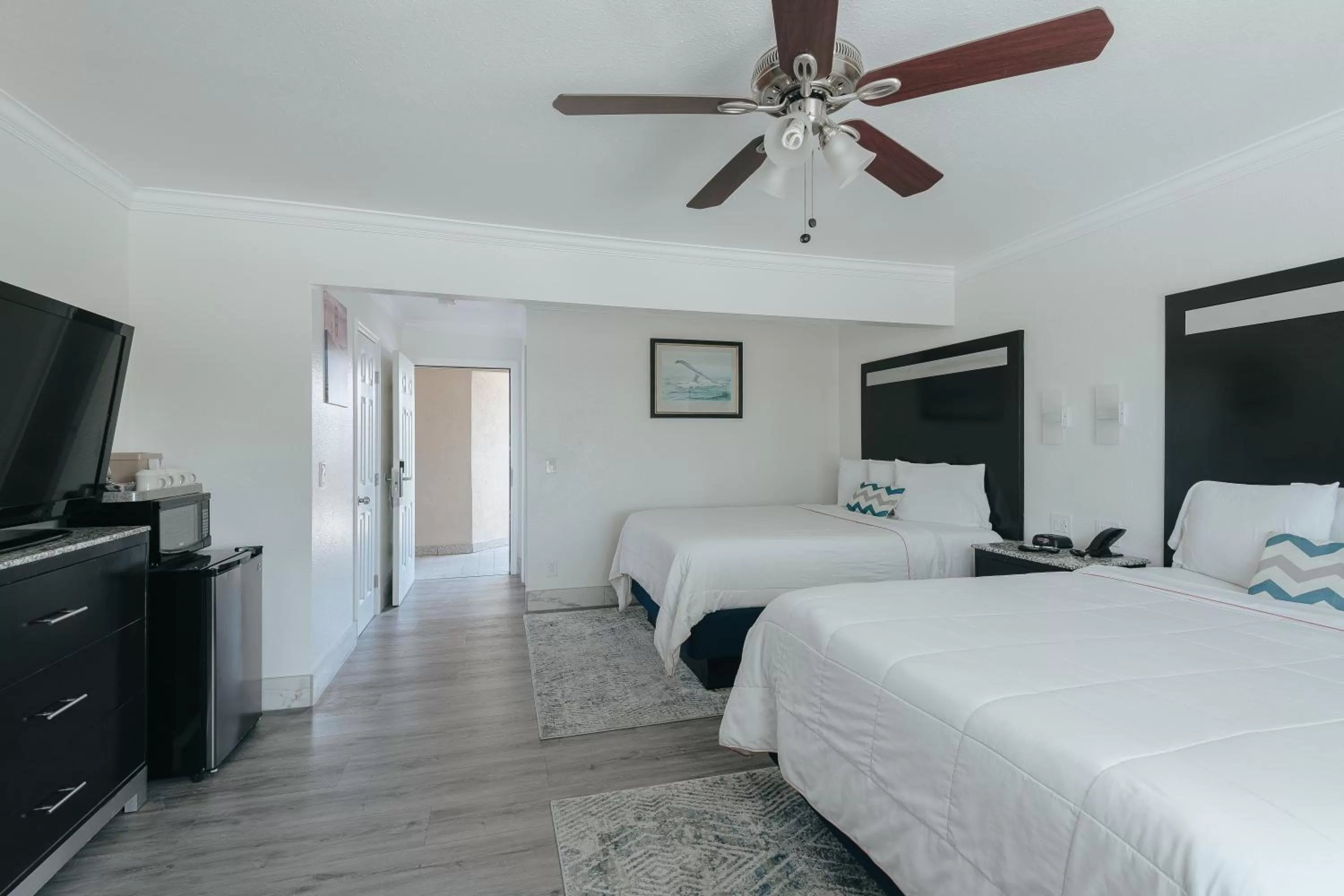 Photo of the whole room, Bed in Sea Air Inn & Suites - Downtown - Restaurant Row