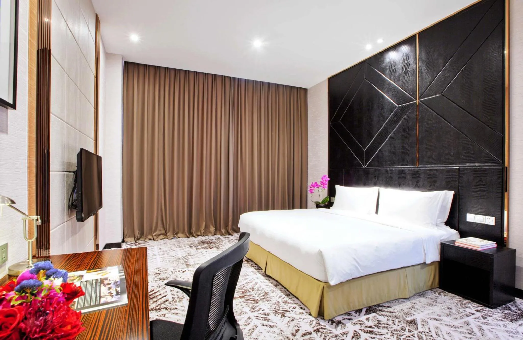 Photo of the whole room, Bed in Crowne Plaza Shanghai Jinshan by IHG