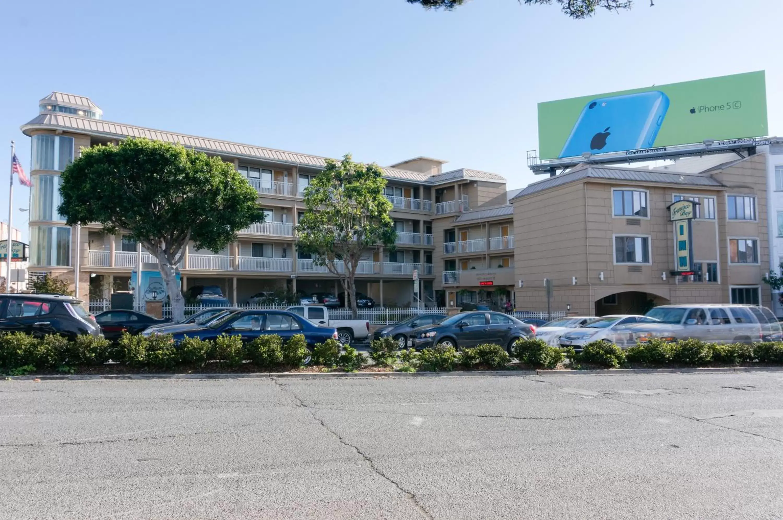 Facade/entrance in Francisco Bay Inn Facade/entrance in Francisco Bay Inn
