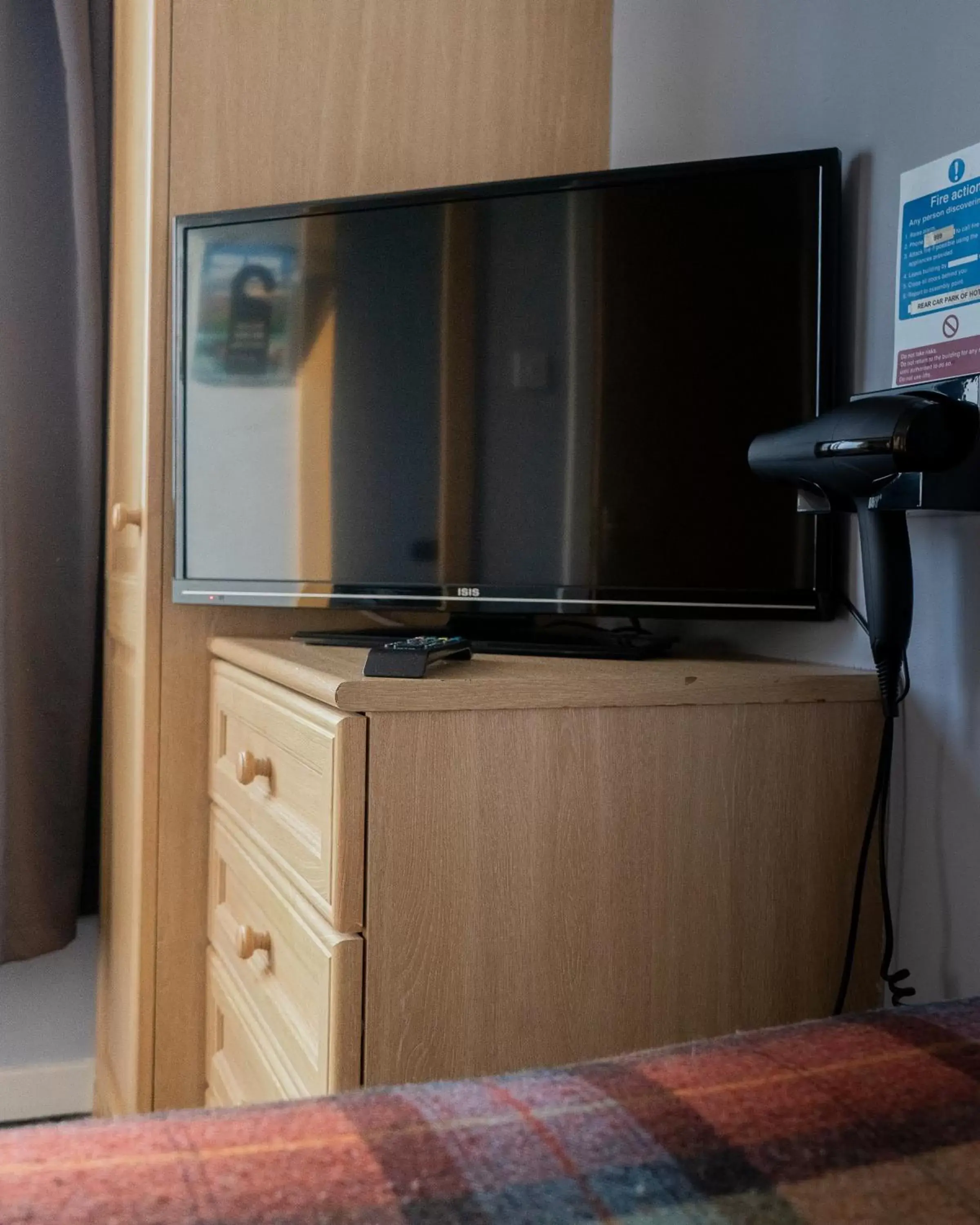Bed, TV/Entertainment Center in Firth Hotel & Restaurant