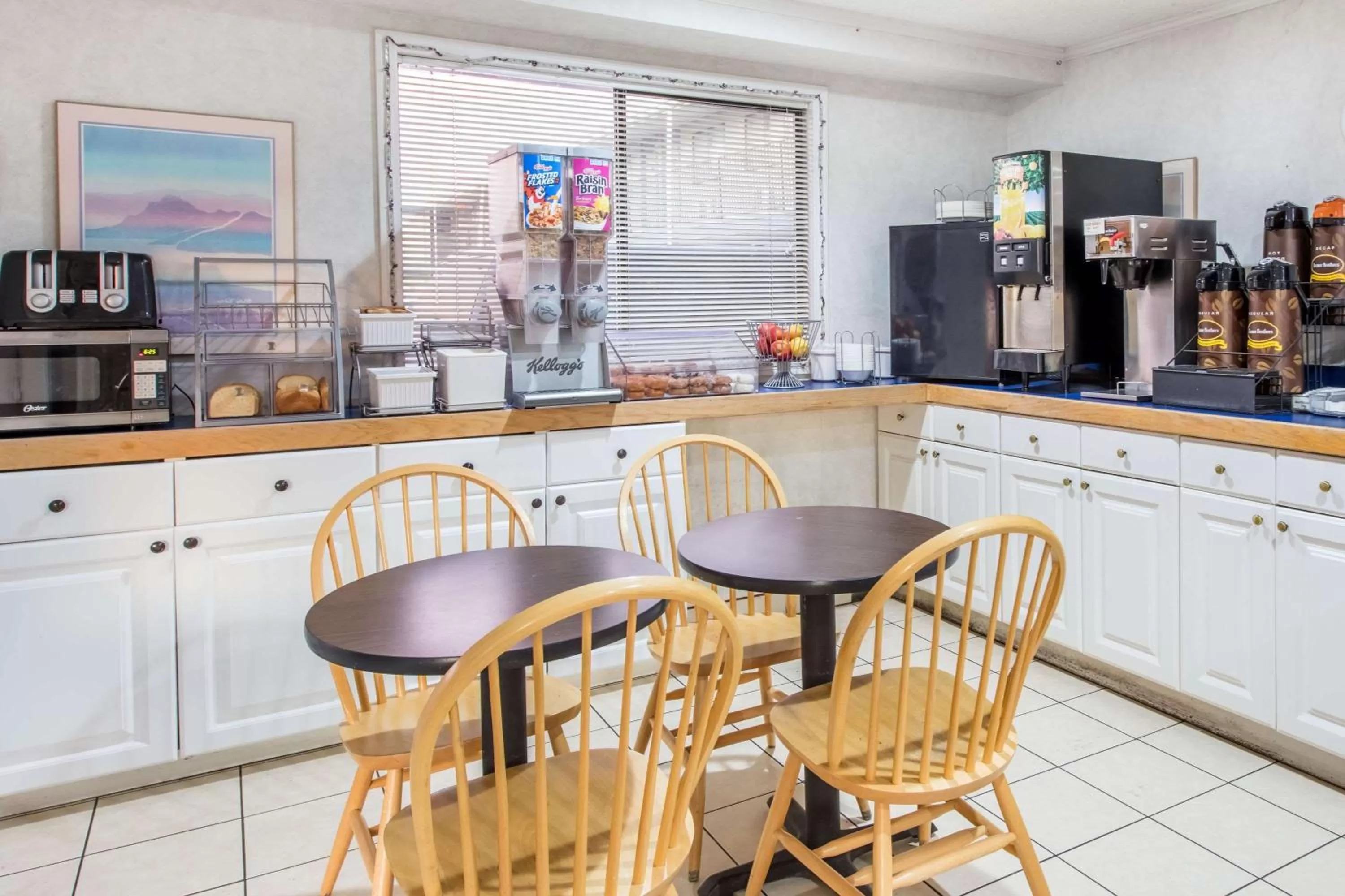 Restaurant/places to eat in Super 8 by Wyndham Bishop