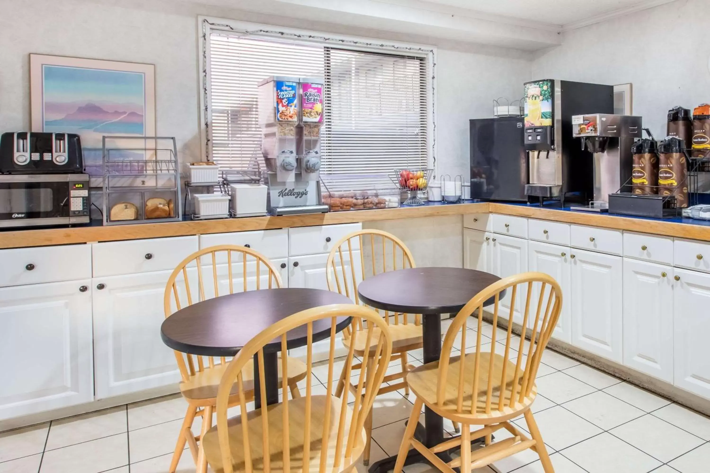 Restaurant/places to eat in Super 8 by Wyndham Bishop Restaurant/places to eat in Super 8 by Wyndham Bishop