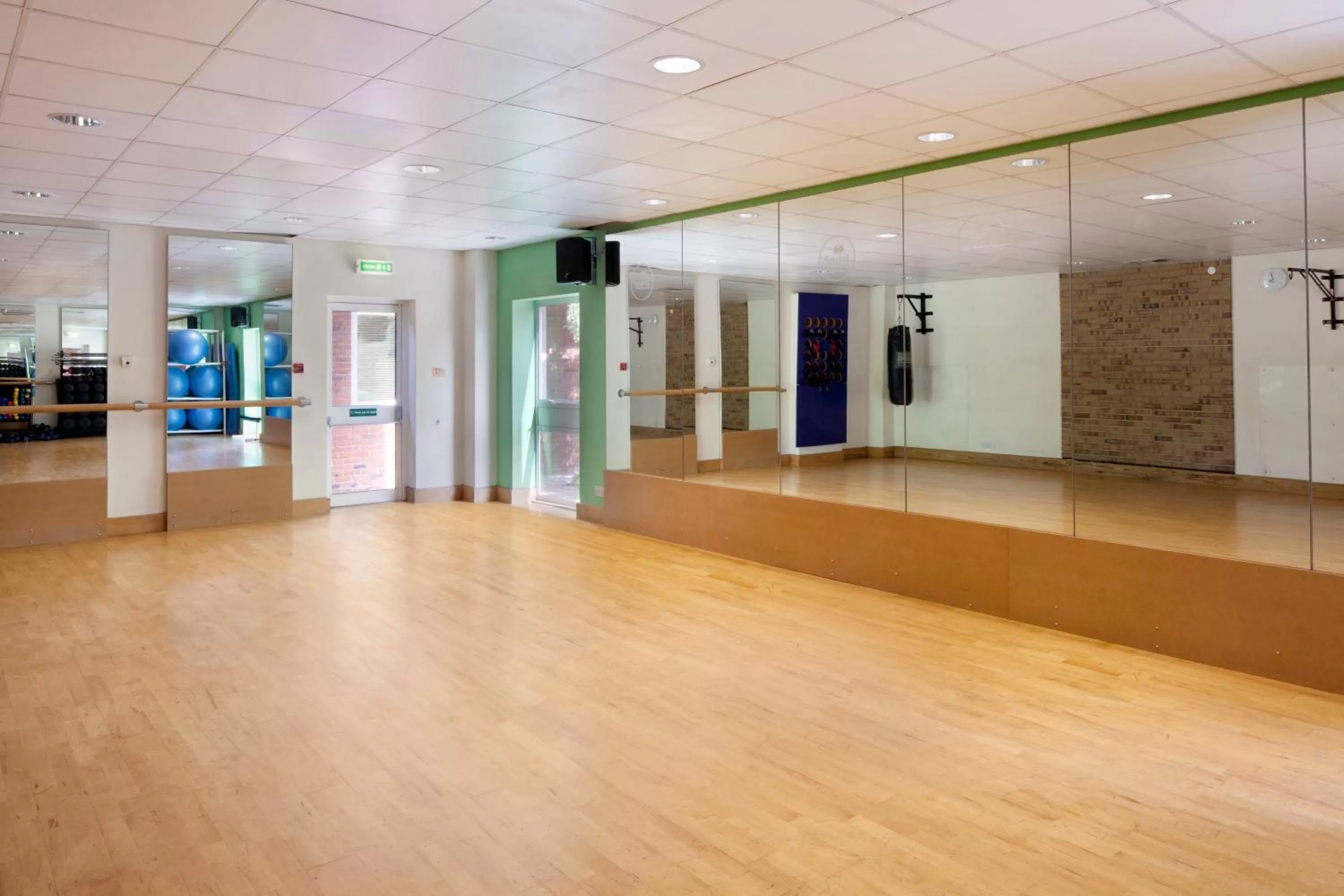 Spa and wellness centre/facilities in Holiday Inn Guildford by IHG