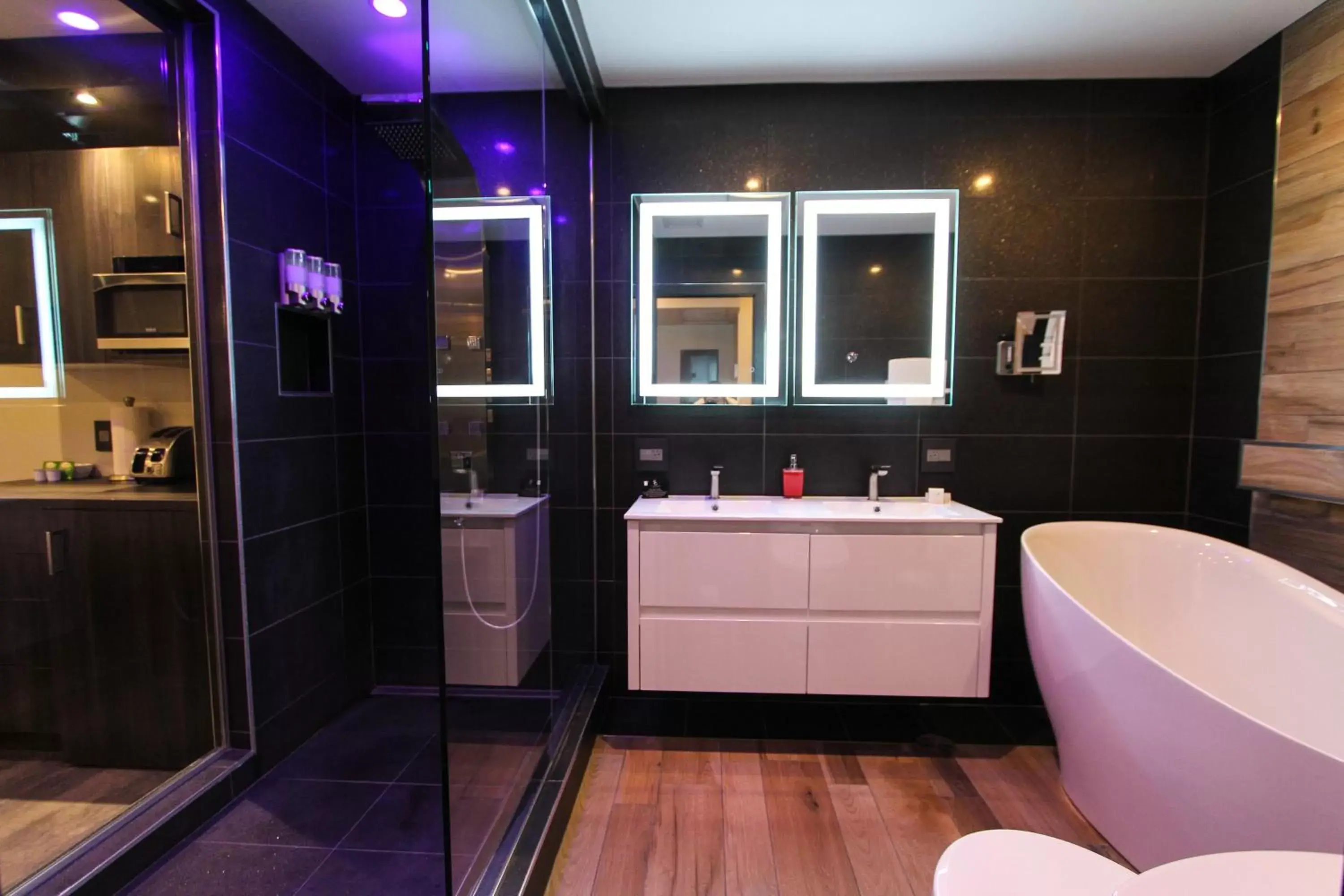 Photo of the whole room, Bathroom in Hôtel Saint-Germain Rimouski