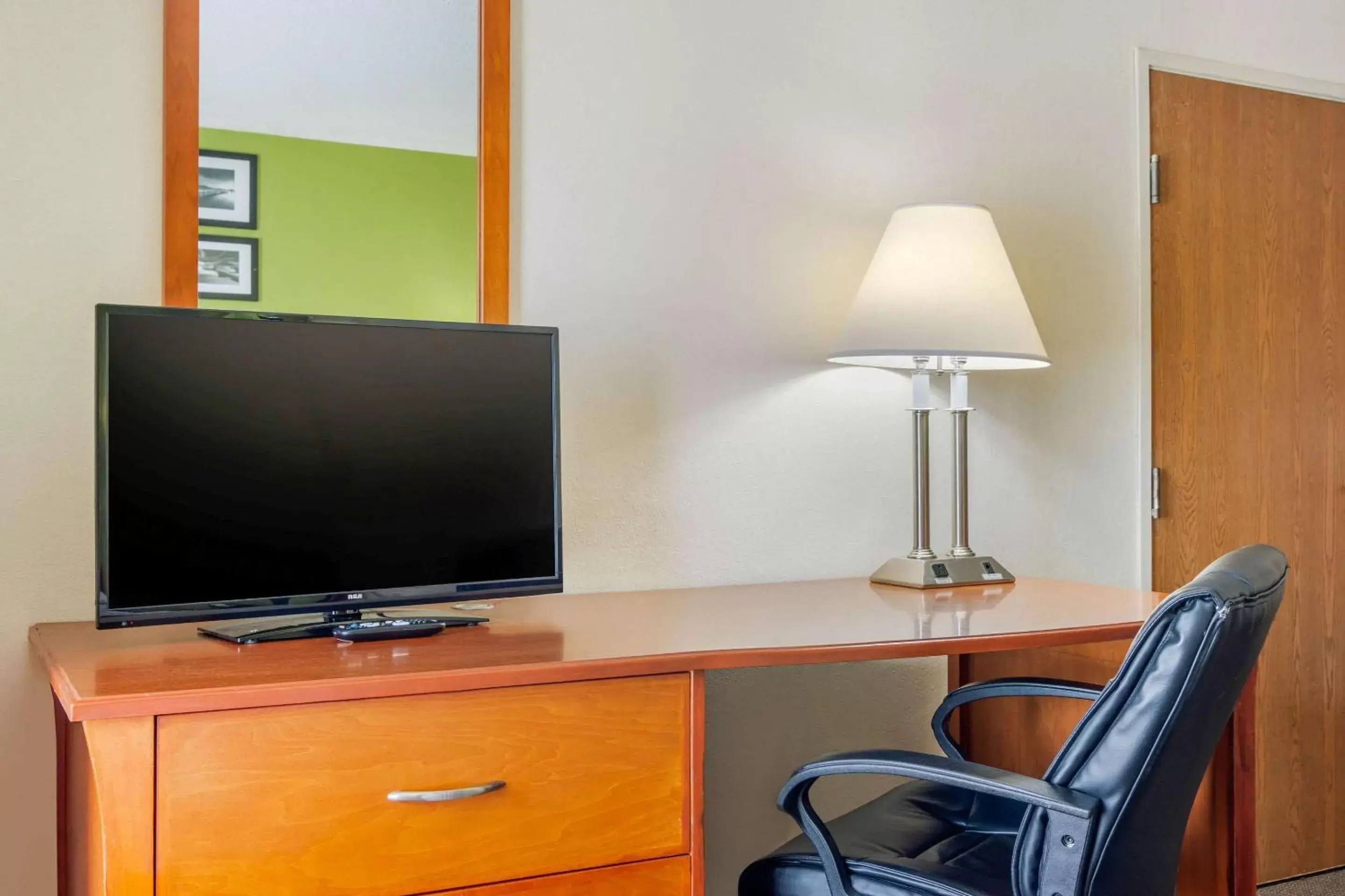 Photo of the whole room, TV/Entertainment Center in Sleep Inn Macon I-75