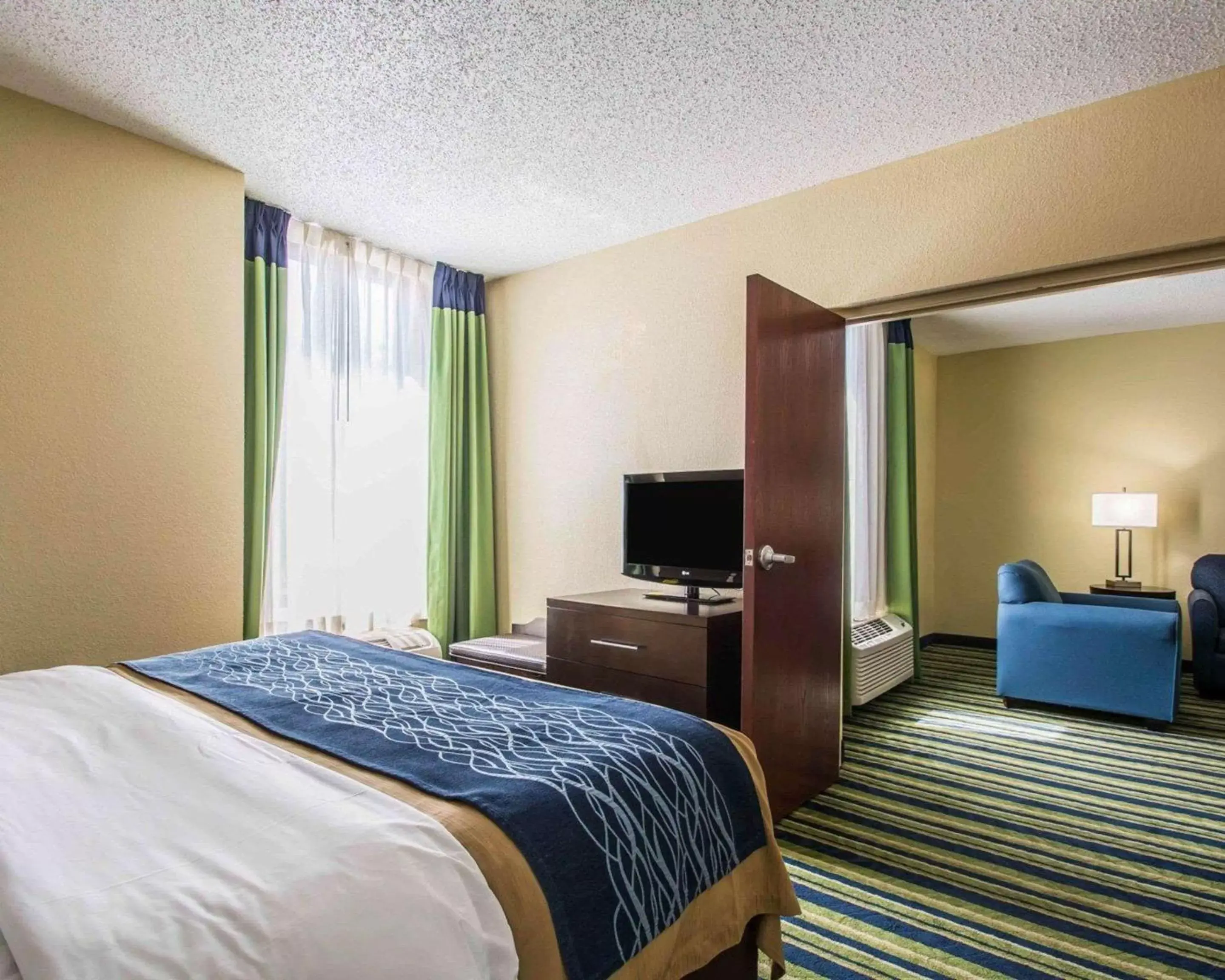 Photo of the whole room, Bed in Comfort Inn & Suites - Lantana - West Palm Beach South