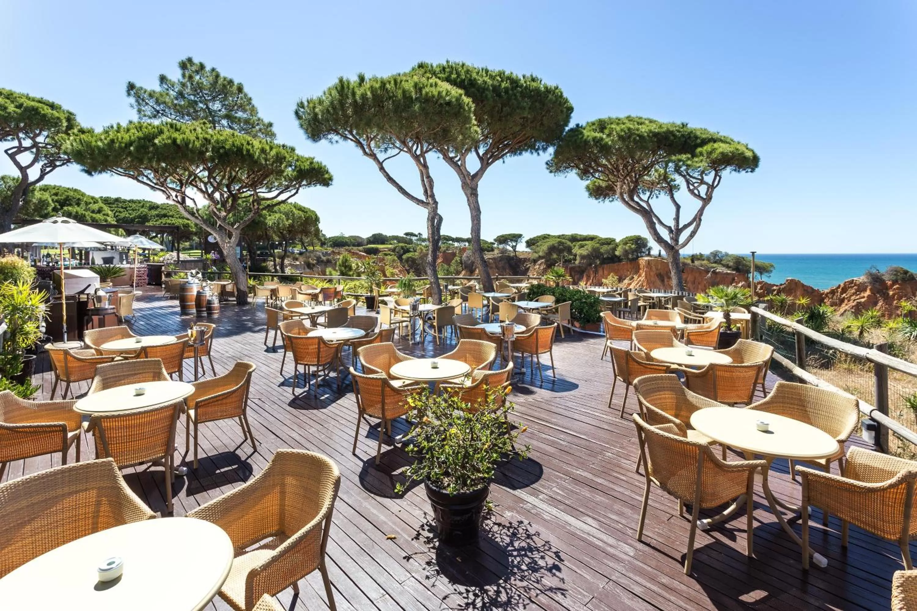 Restaurant/places to eat in Pine Cliffs Residence, a Luxury Collection Resort, Algarve