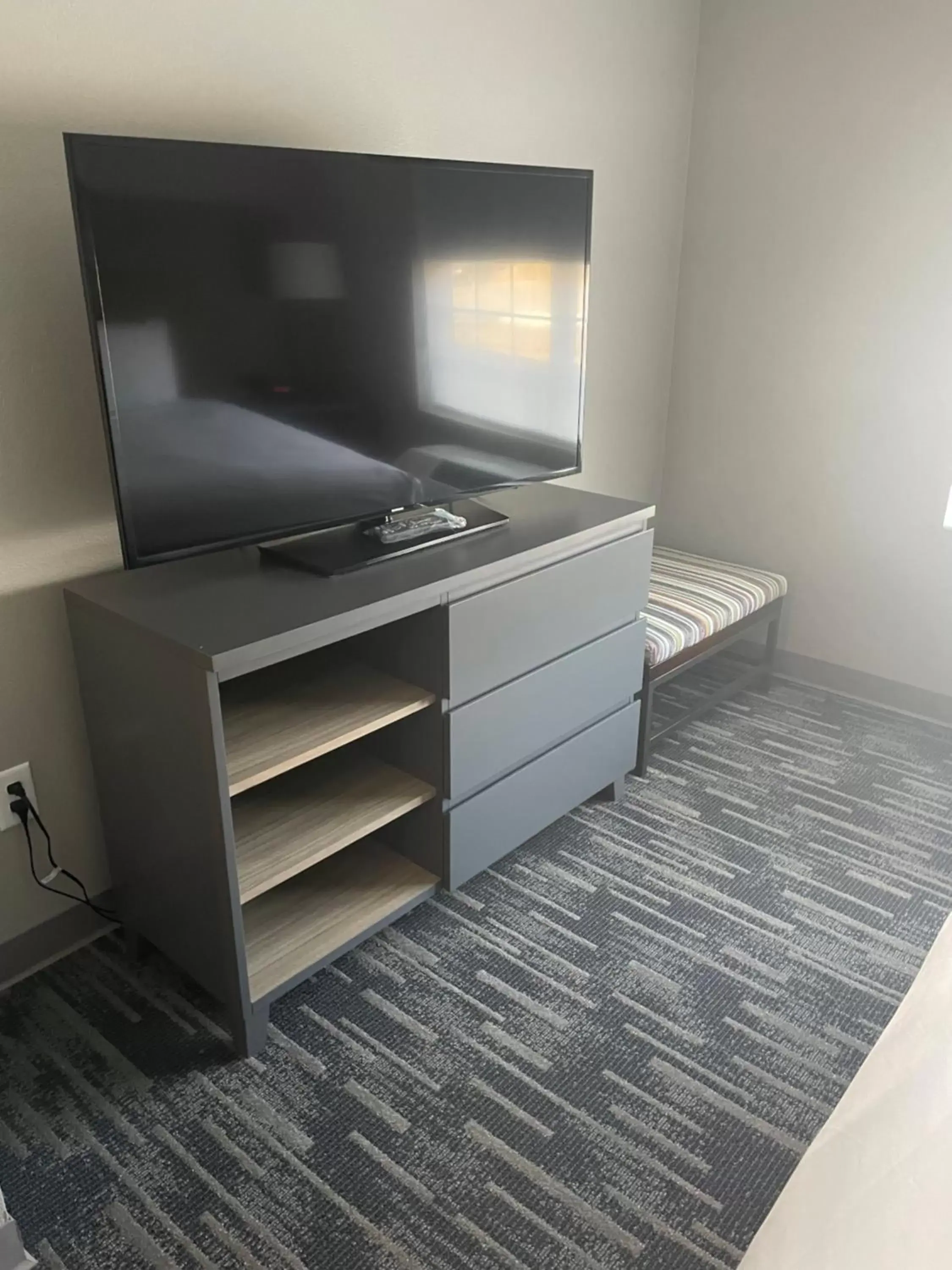 TV and multimedia, TV/Entertainment Center in Country Inn & Suites by Radisson, Madison, WI