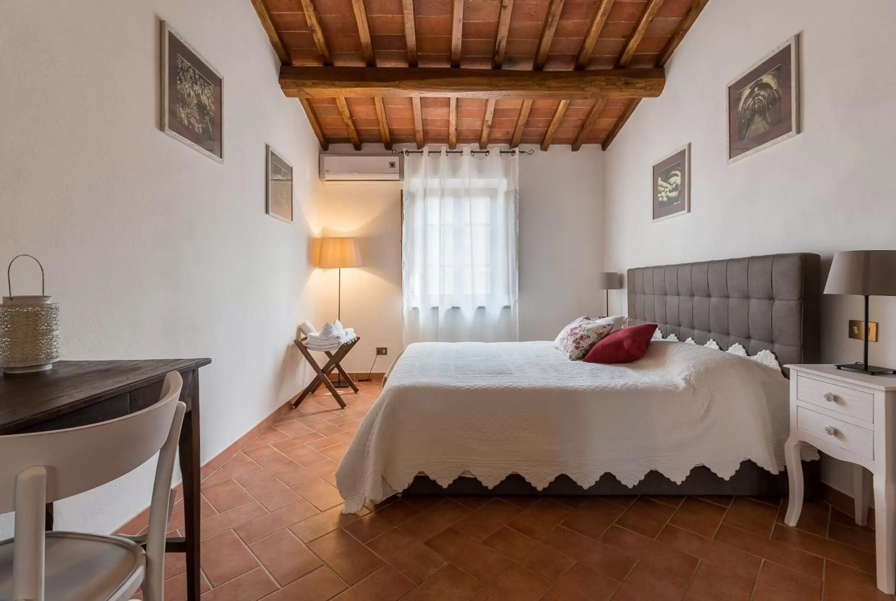 Photo of the whole room, Bed in Borgo Terrosi