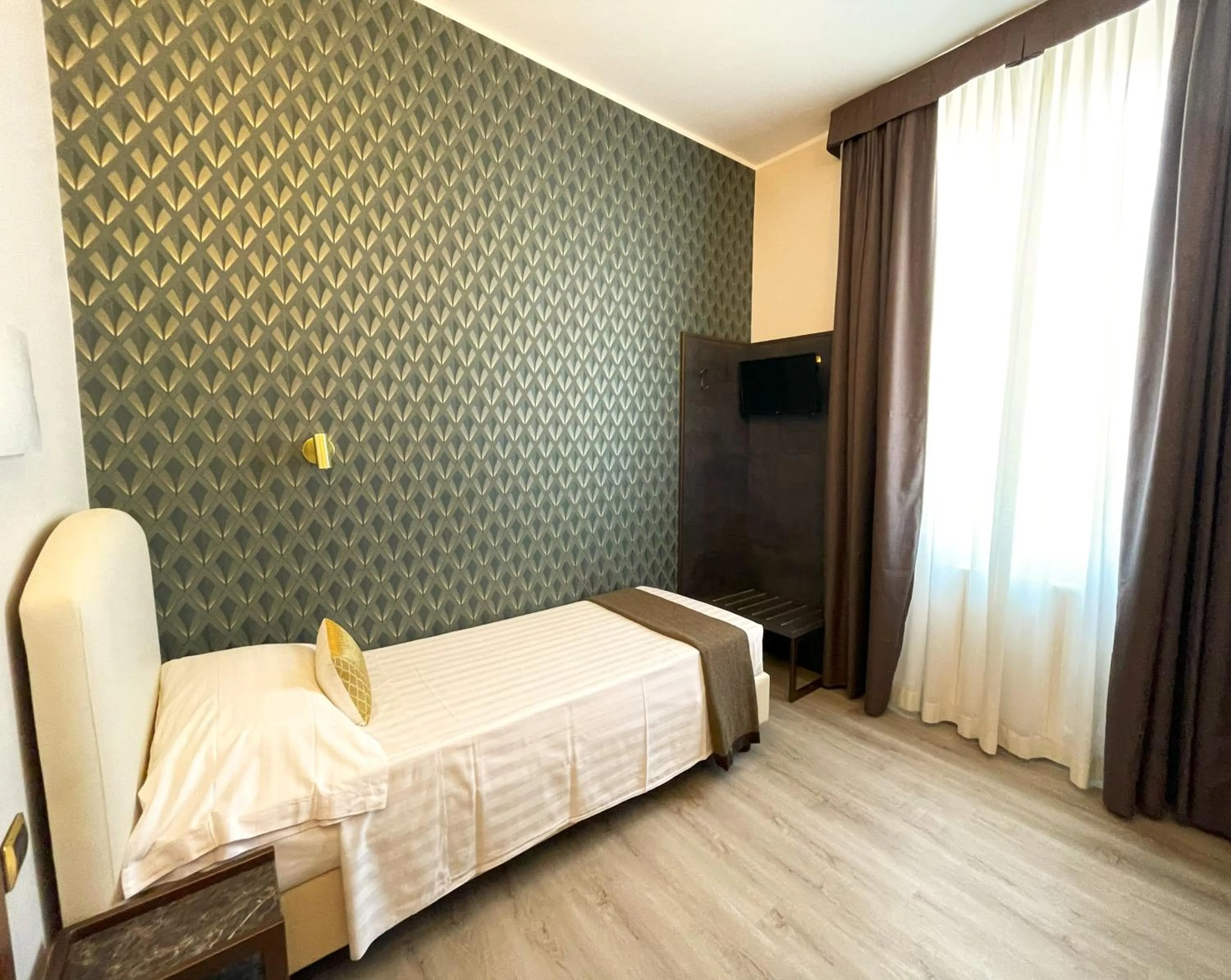 Photo of the whole room, Bed in Hotel Florence Milano