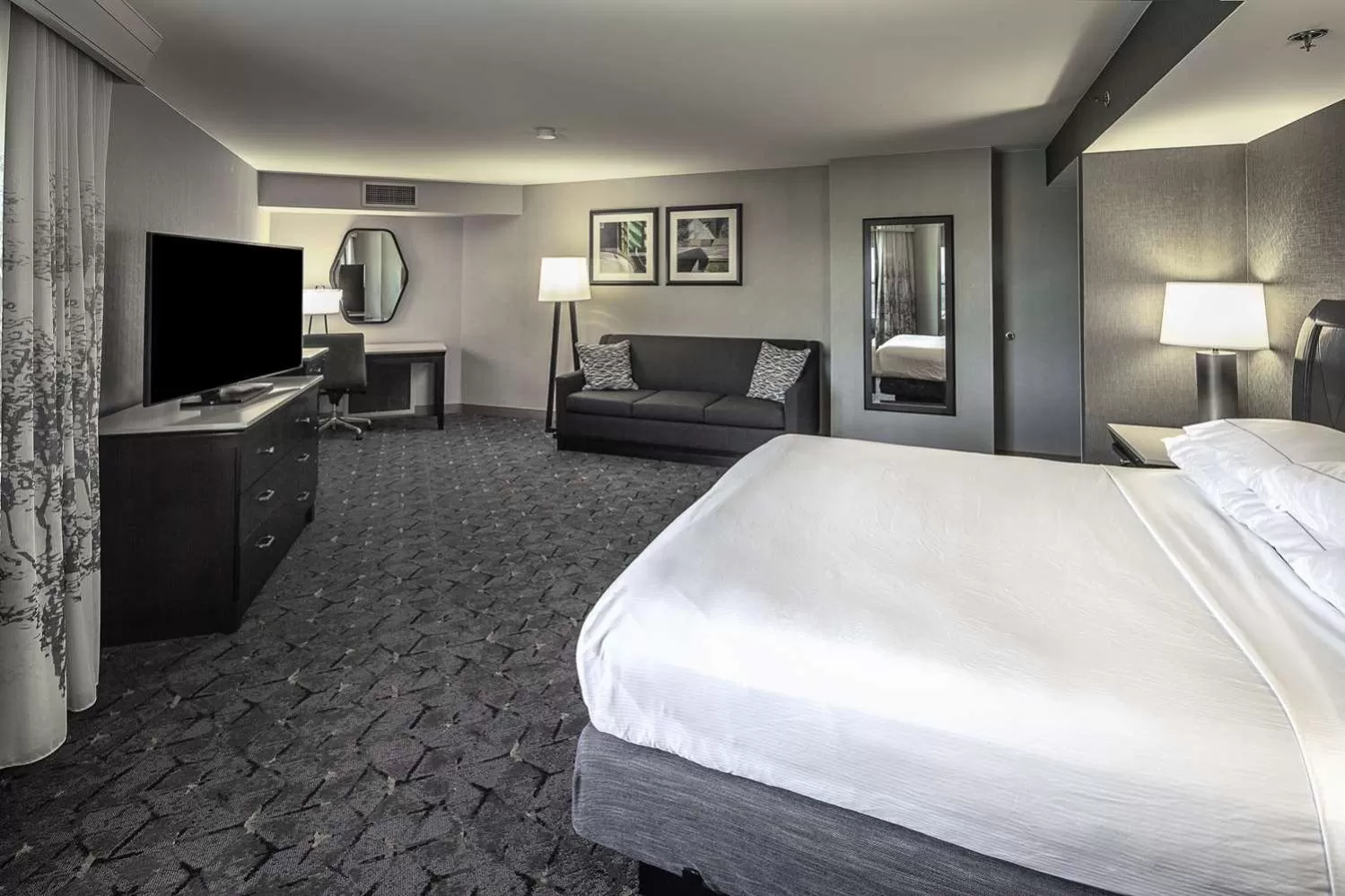 Bed in DoubleTree by Hilton Hotel & Executive Meeting Center Omaha-Downtown