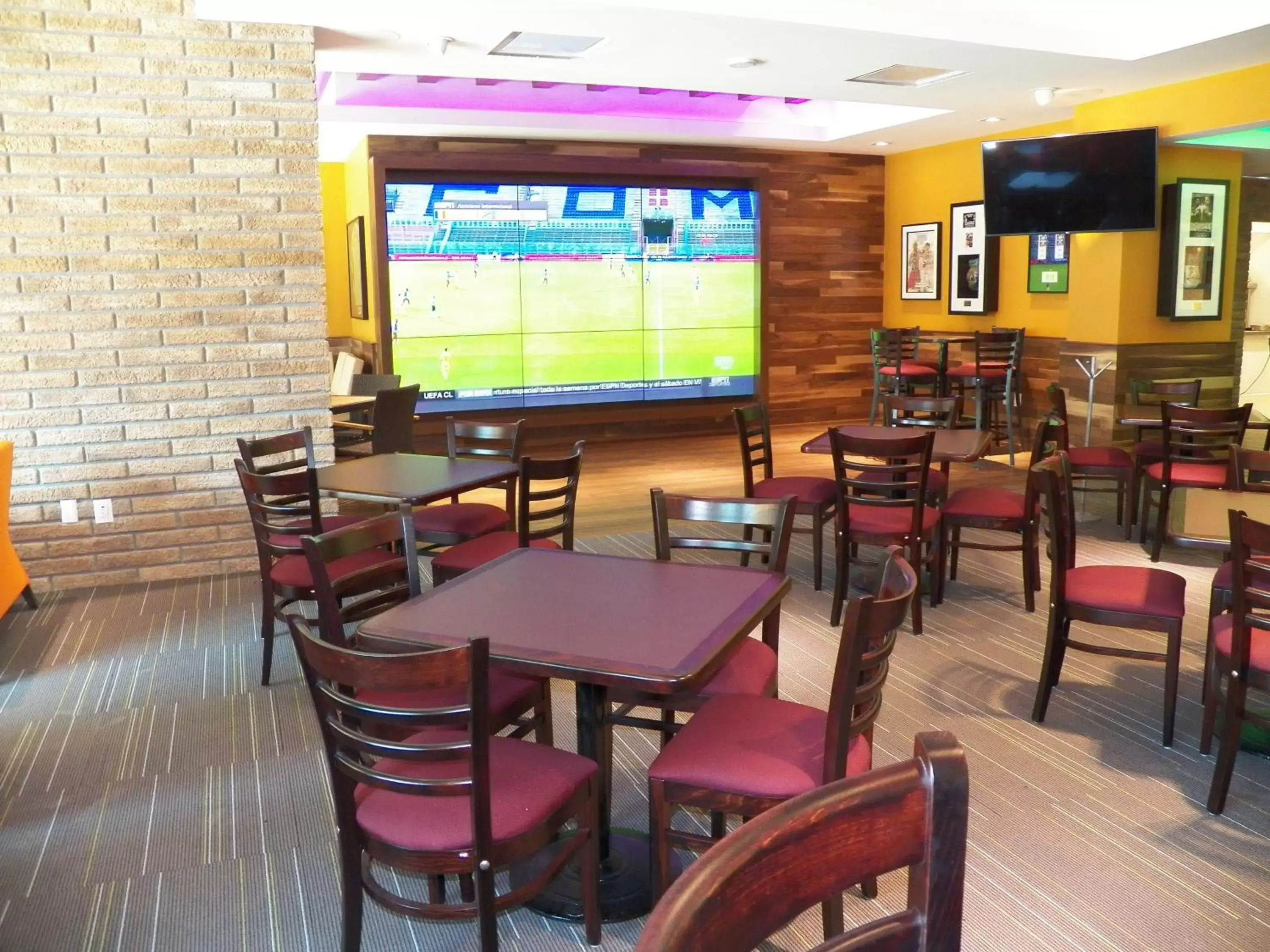 Lounge or bar, Restaurant/Places to Eat in Holiday Inn & Suites Plaza Mayor, an IHG Hotel