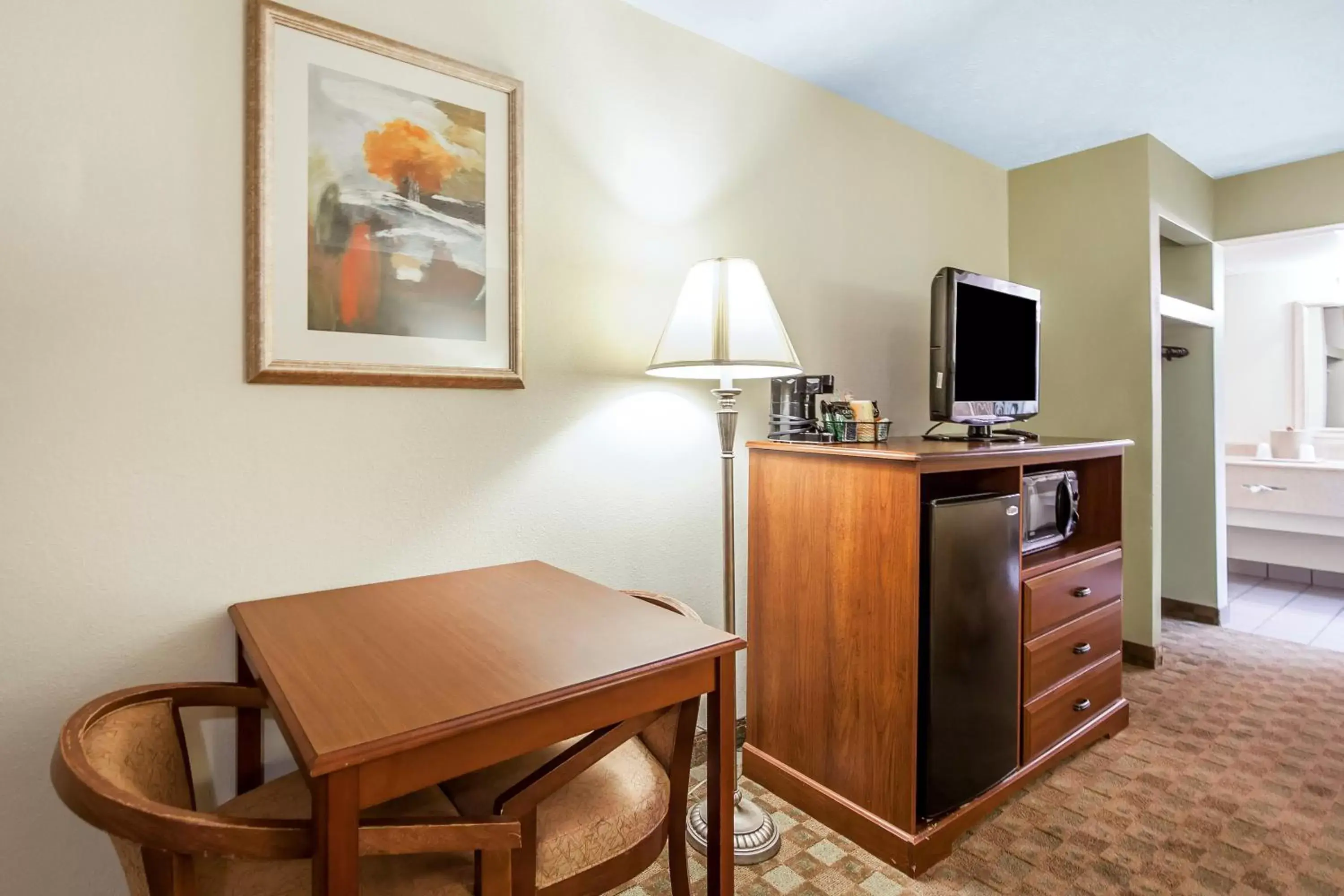 Photo of the whole room, TV/Entertainment Center in Quality Inn & Suites at Dollywood Lane