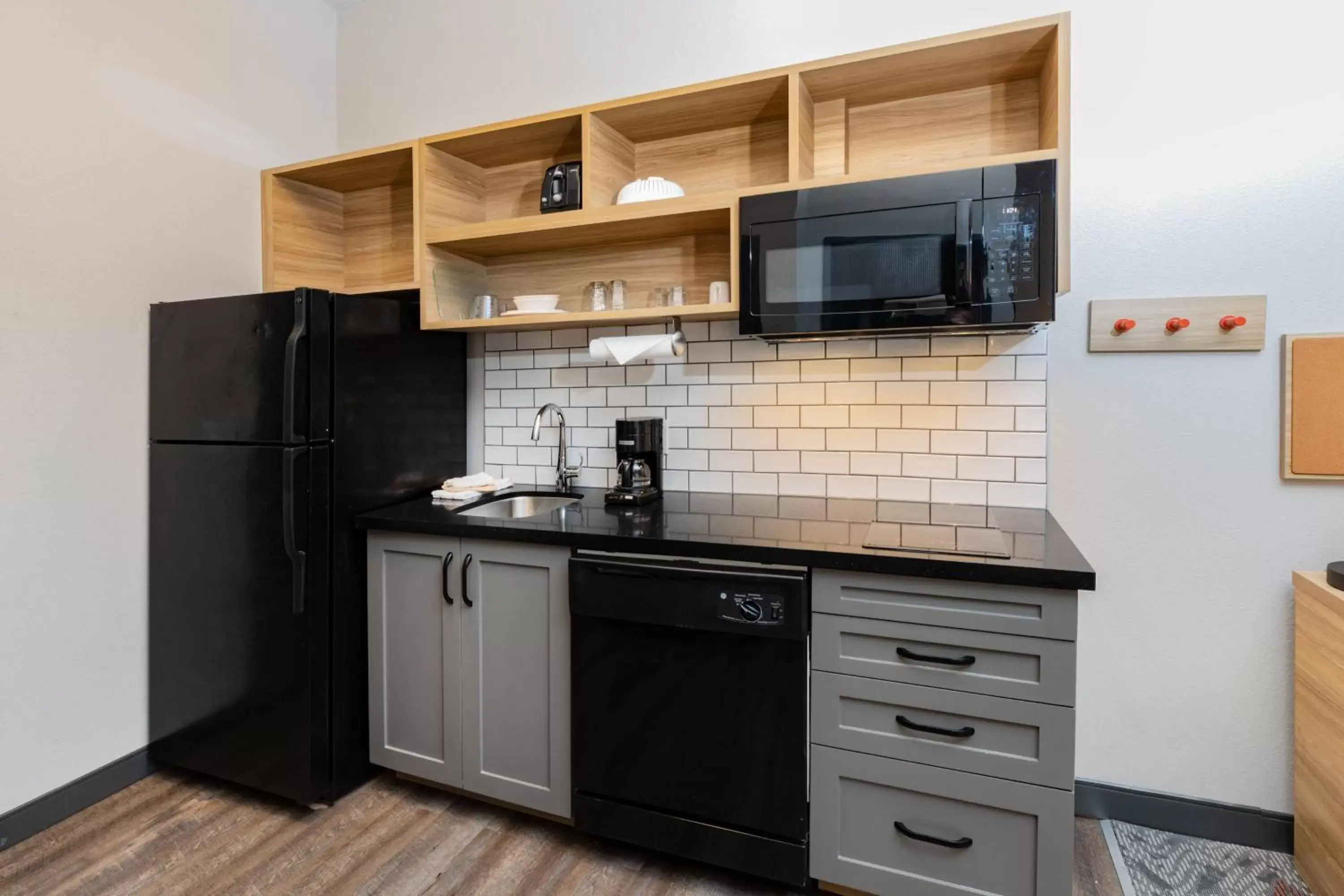 Photo of the whole room, Kitchen/Kitchenette in Candlewood Suites Mount Pleasant, an IHG Hotel