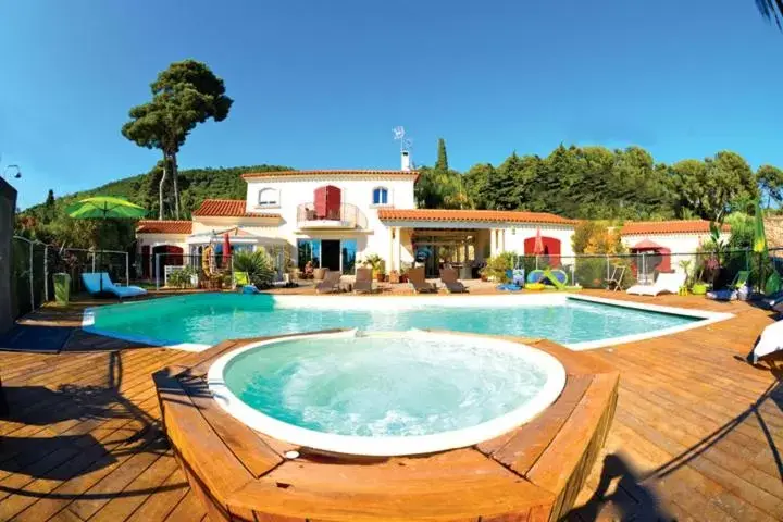 Swimming Pool in B&B Val D'azur