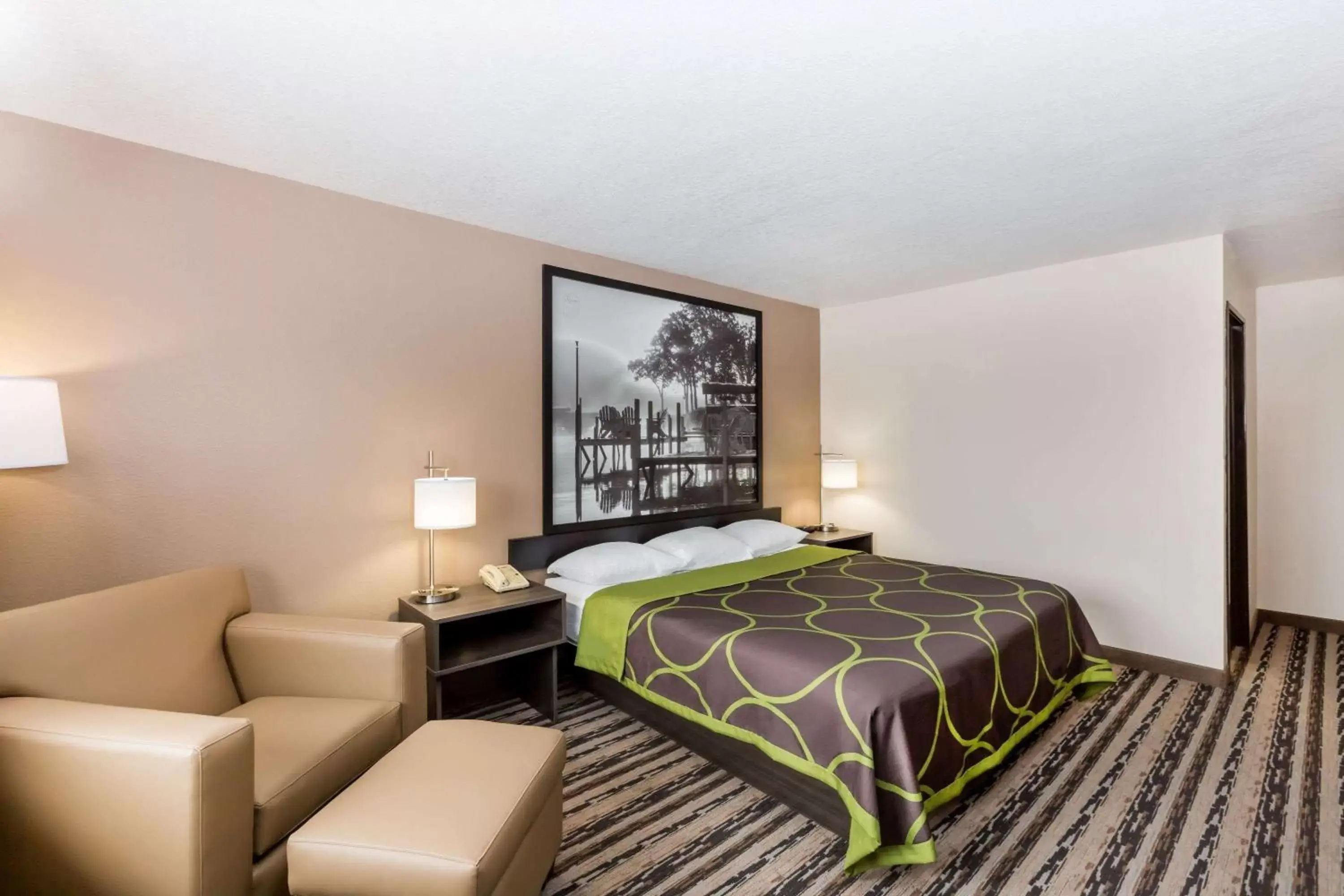 Photo of the whole room, Bed in Super 8 by Wyndham Spirit Lake/Okoboji