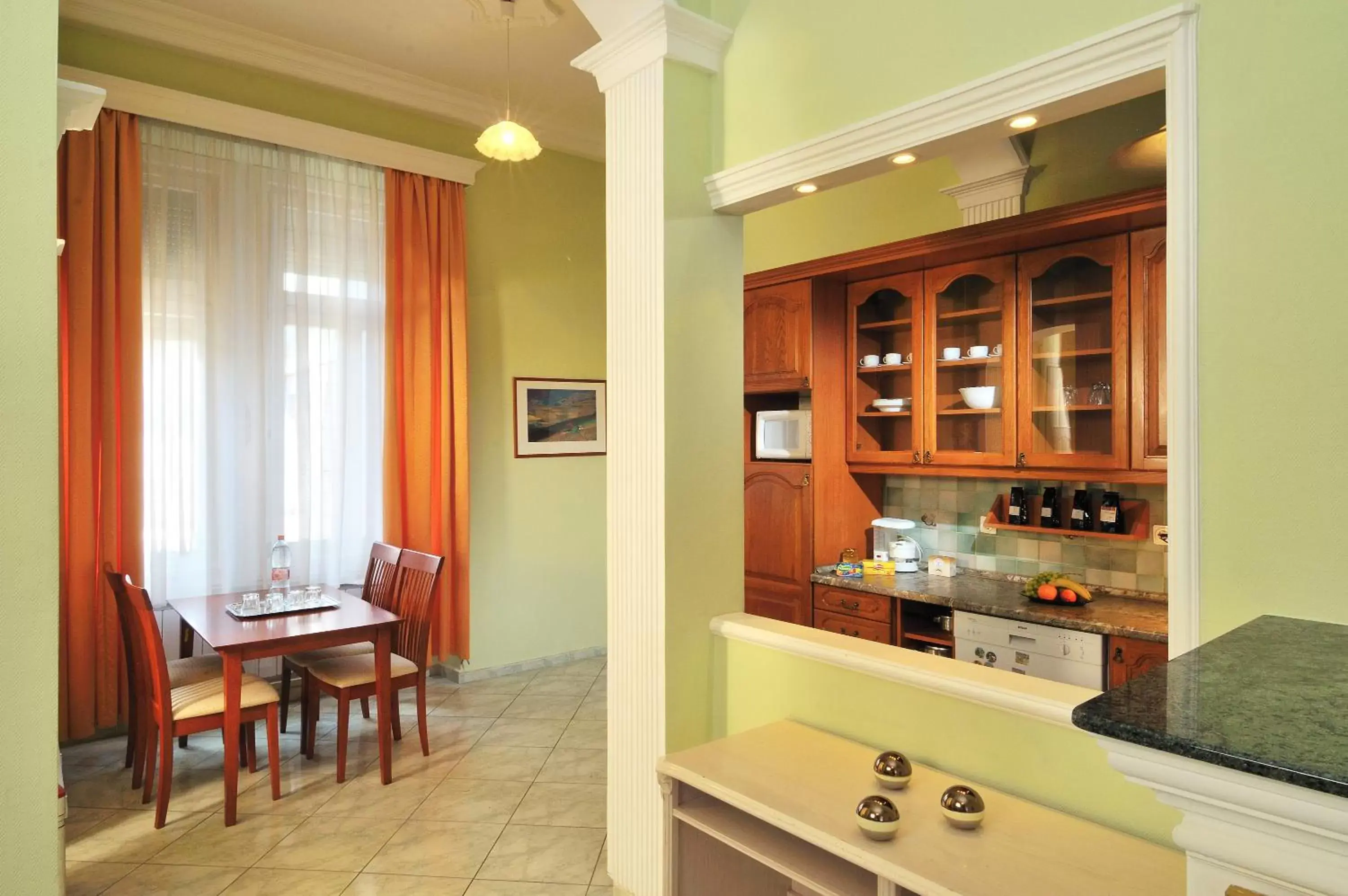 Kitchen or kitchenette, Dining Area in Baross City Hotel - Budapest