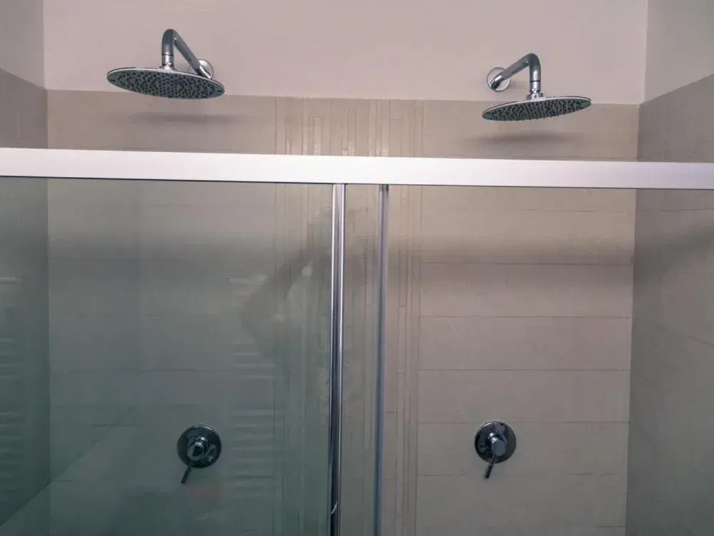 Shower, Bathroom in Hotel Principe
