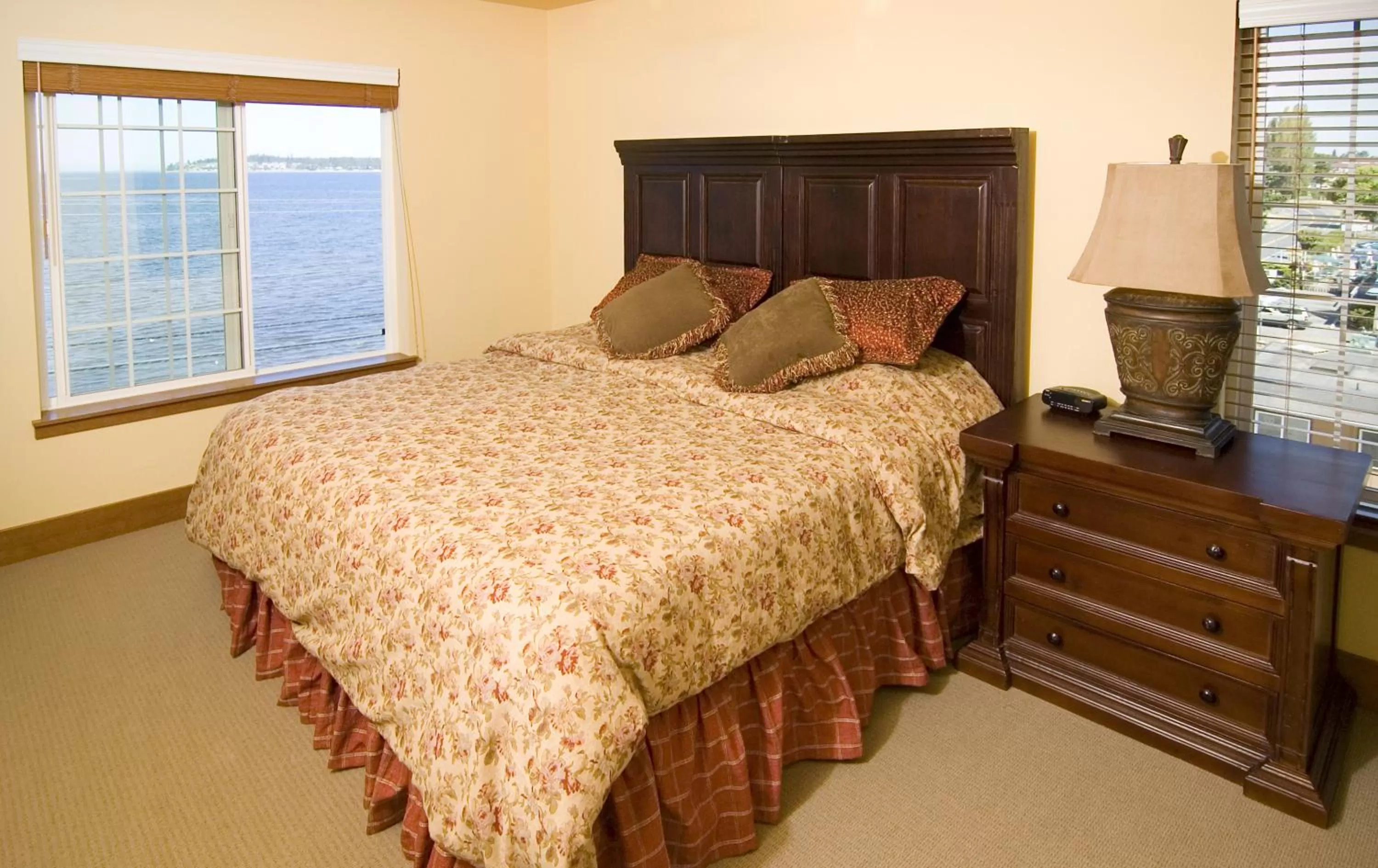 Bedroom, Bed in Raintree's Sandcastle, Birch Bay