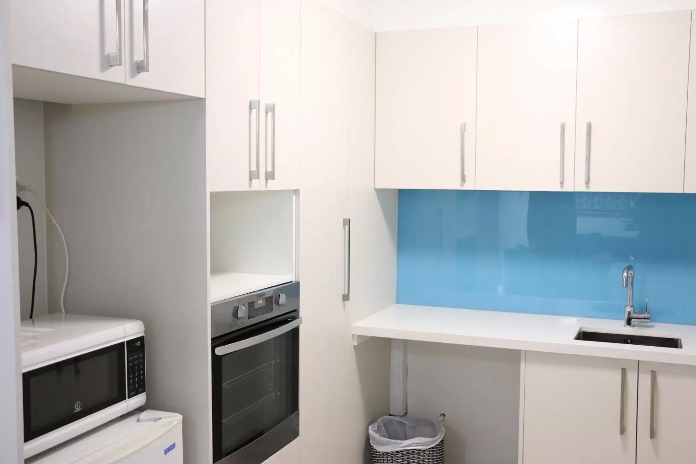 Kitchen or kitchenette, Kitchen/Kitchenette in Airport Gateway Hotel