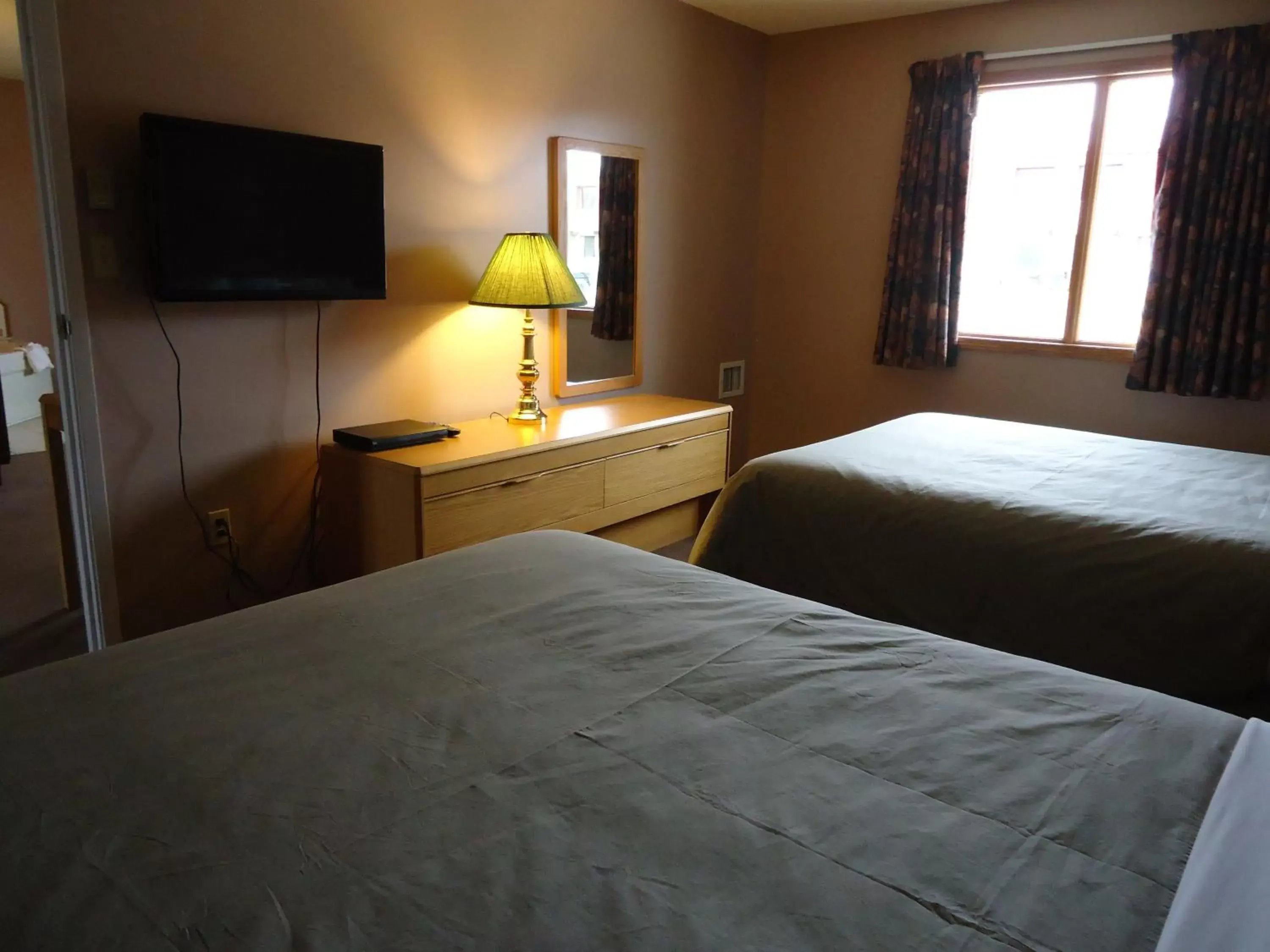 Bed in Canway Inn & Suites