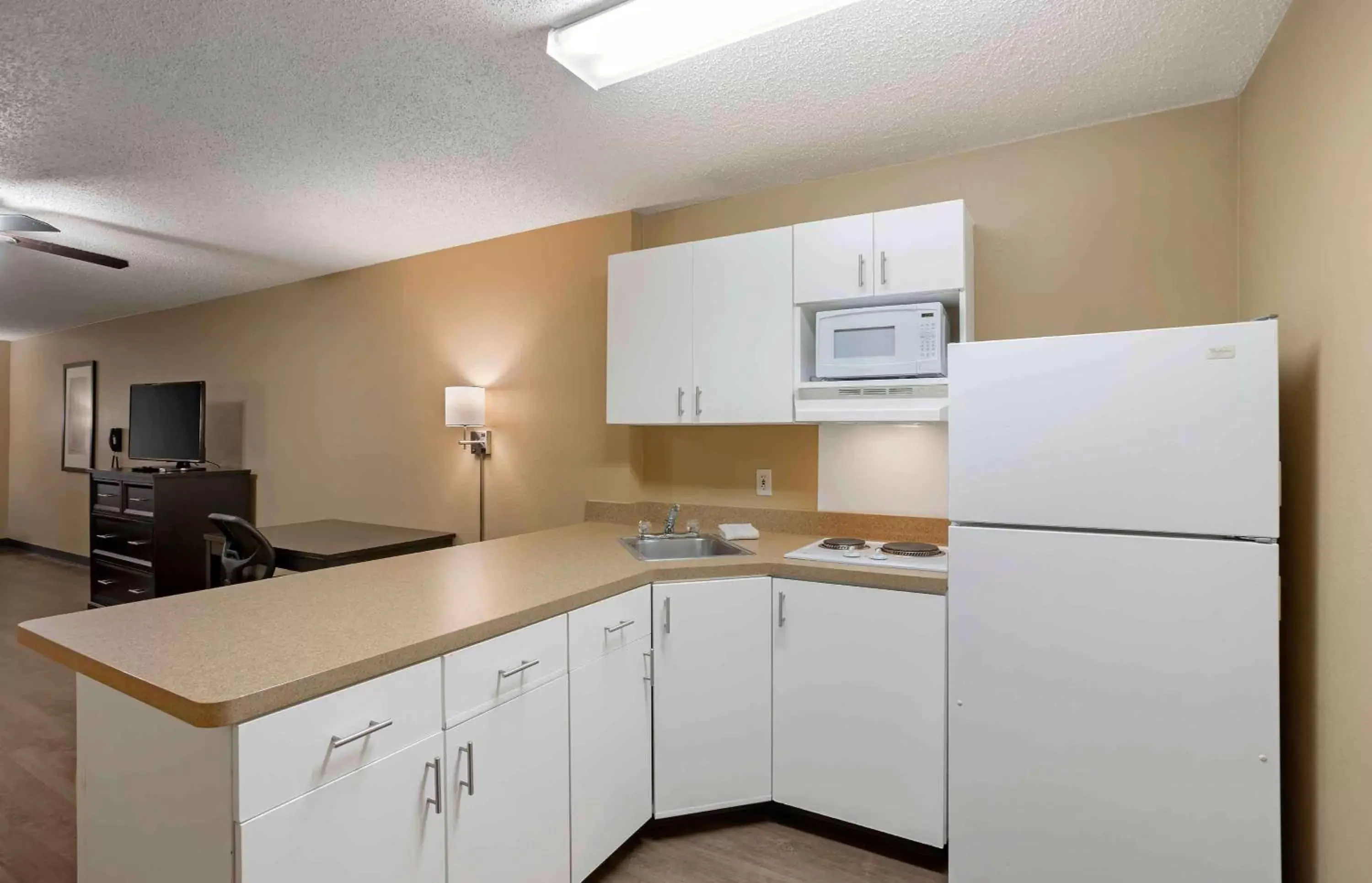 Bedroom, Kitchen/Kitchenette in Extended Stay America Suites - Springfield - South