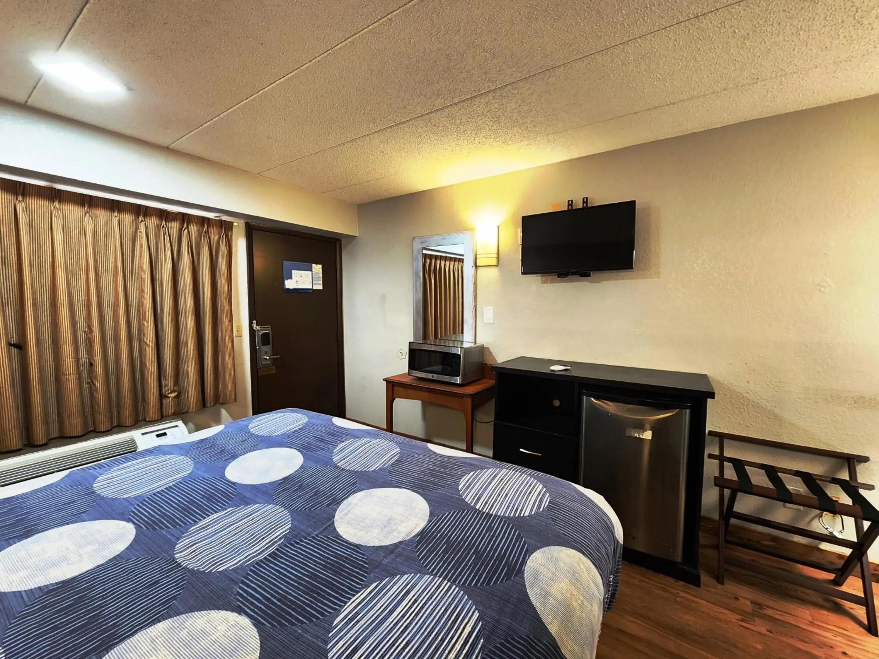 TV and multimedia, Bed in Americas Best Value Inn and Suites Little Rock