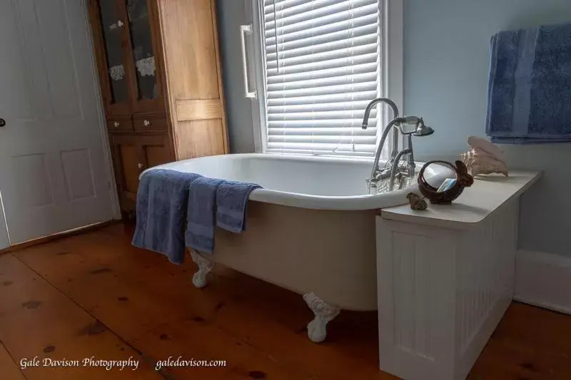 Bathroom in Clary Lake Bed and Breakfast