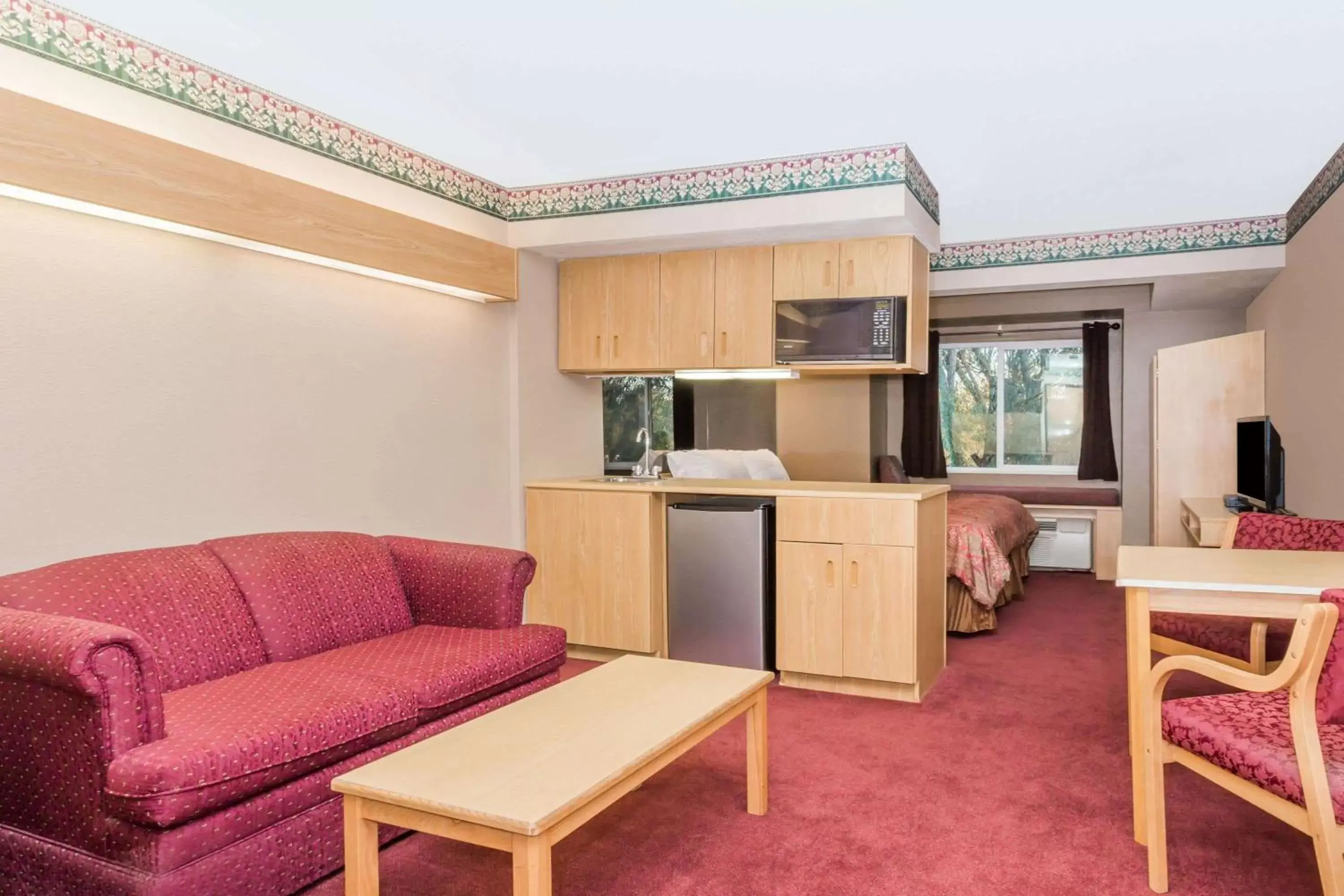 Photo of the whole room, Kitchen/Kitchenette in Boarders Inn & Suites by Cobblestone Hotels - Brush