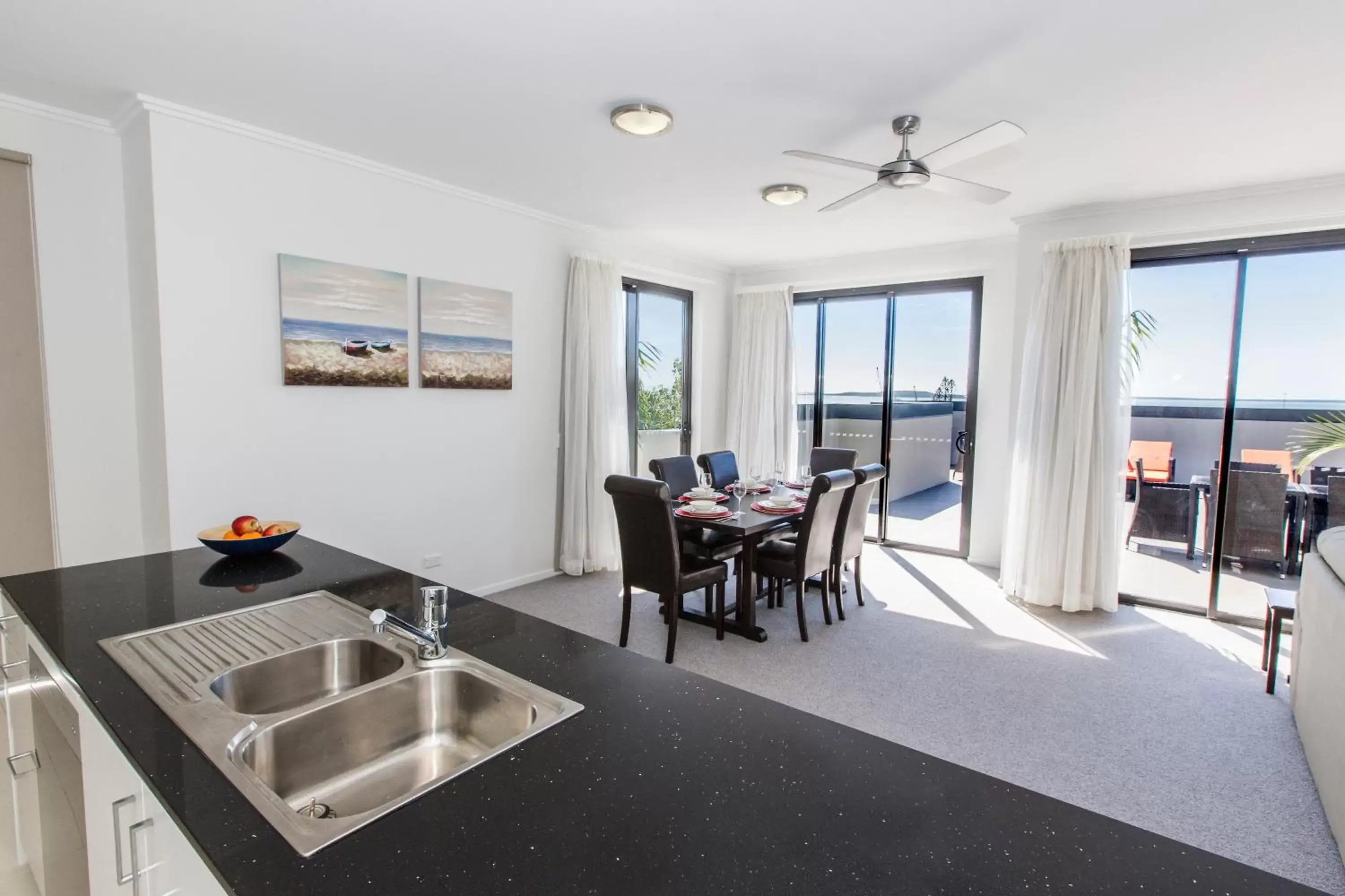 Dining area, Kitchen/Kitchenette in Gladstone Central Plaza