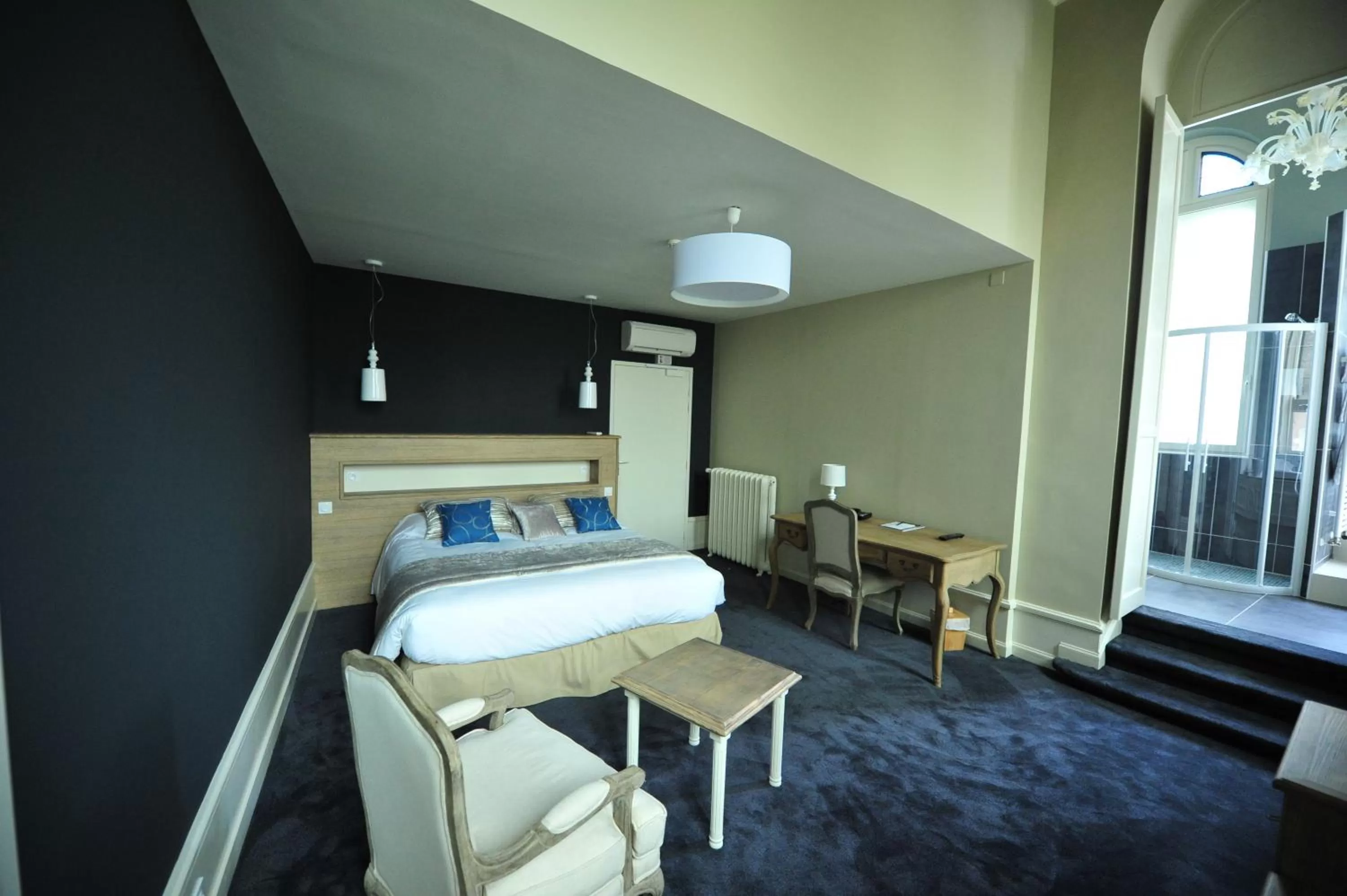 Bedroom, Bed in Chateau du Clos de la Ribaudiere - Teritoria